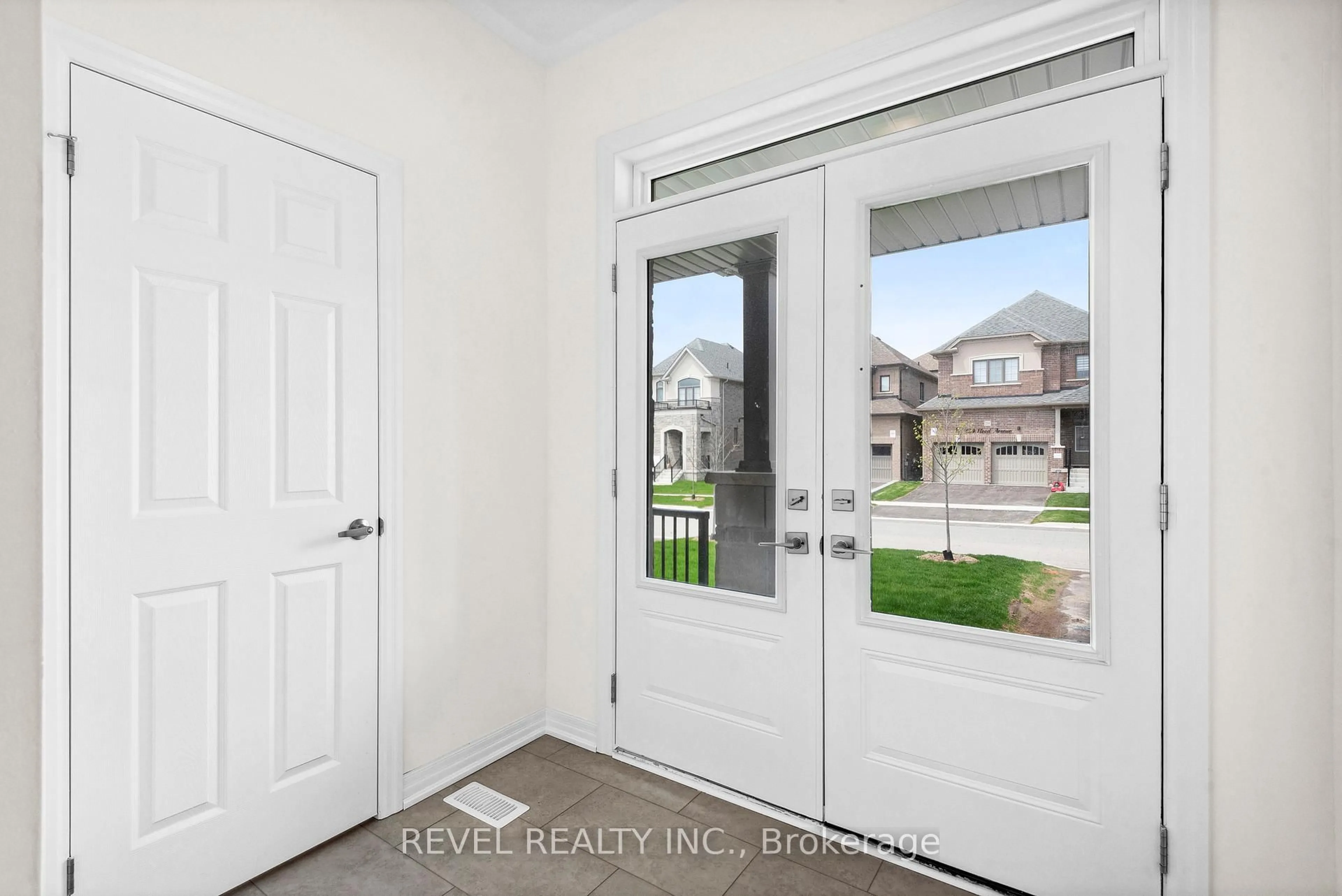 Indoor entryway for 239 Flood Ave, Clarington Ontario L1B 0W5