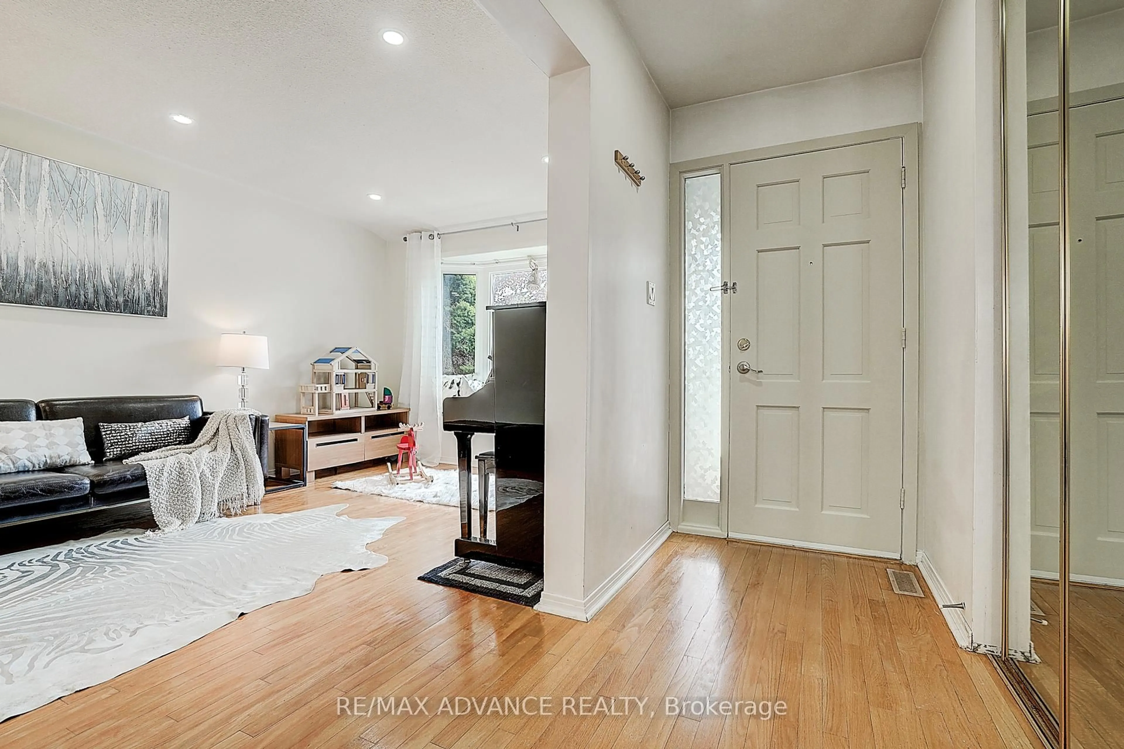Indoor entryway for 86 Placentia Blvd, Toronto Ontario M1S 4C5