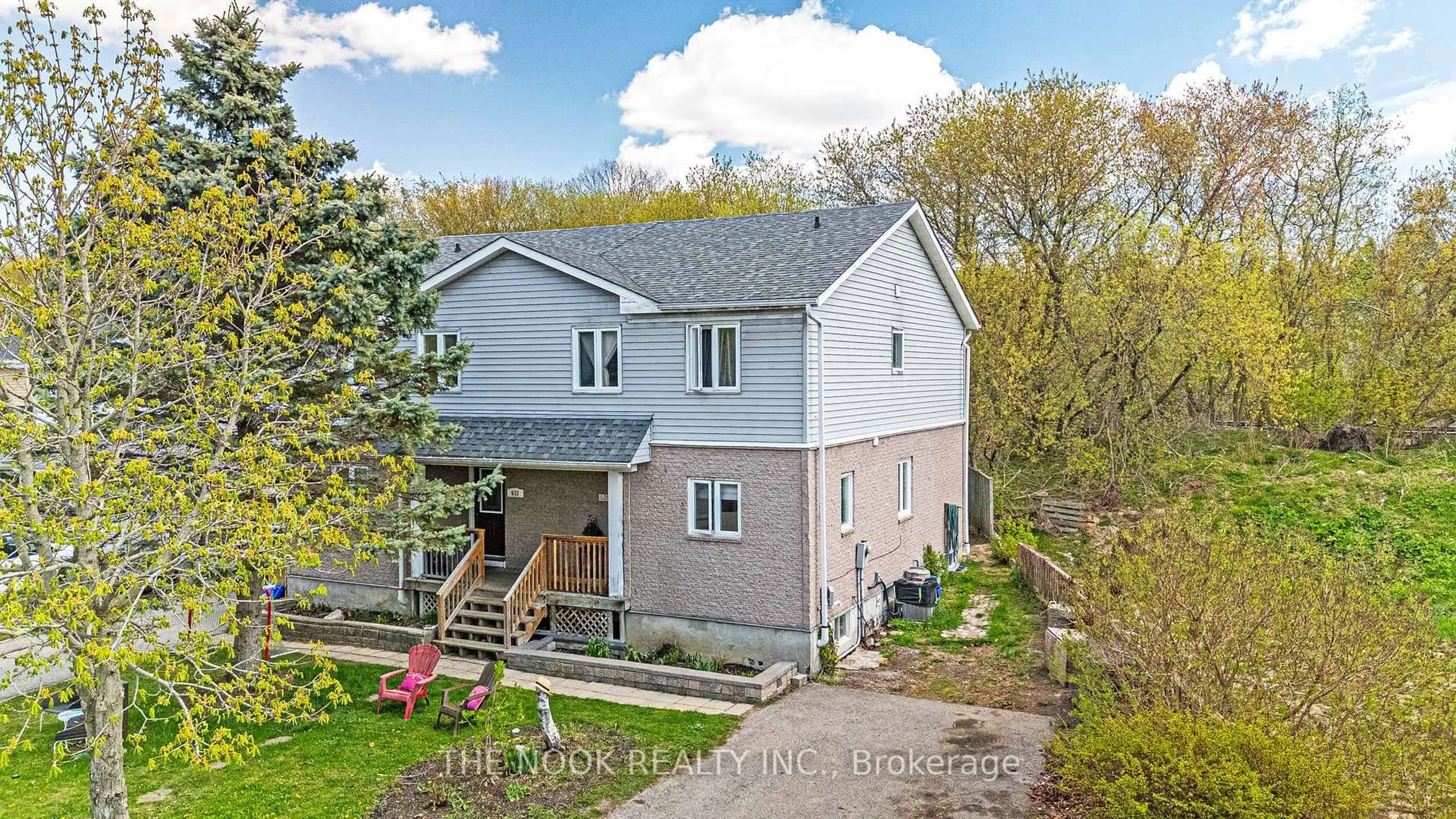 A pic from outside/outdoor area/front of a property/back of a property/a pic from drone, building for 629 Dunn Cres, Pickering Ontario L1W 3T3