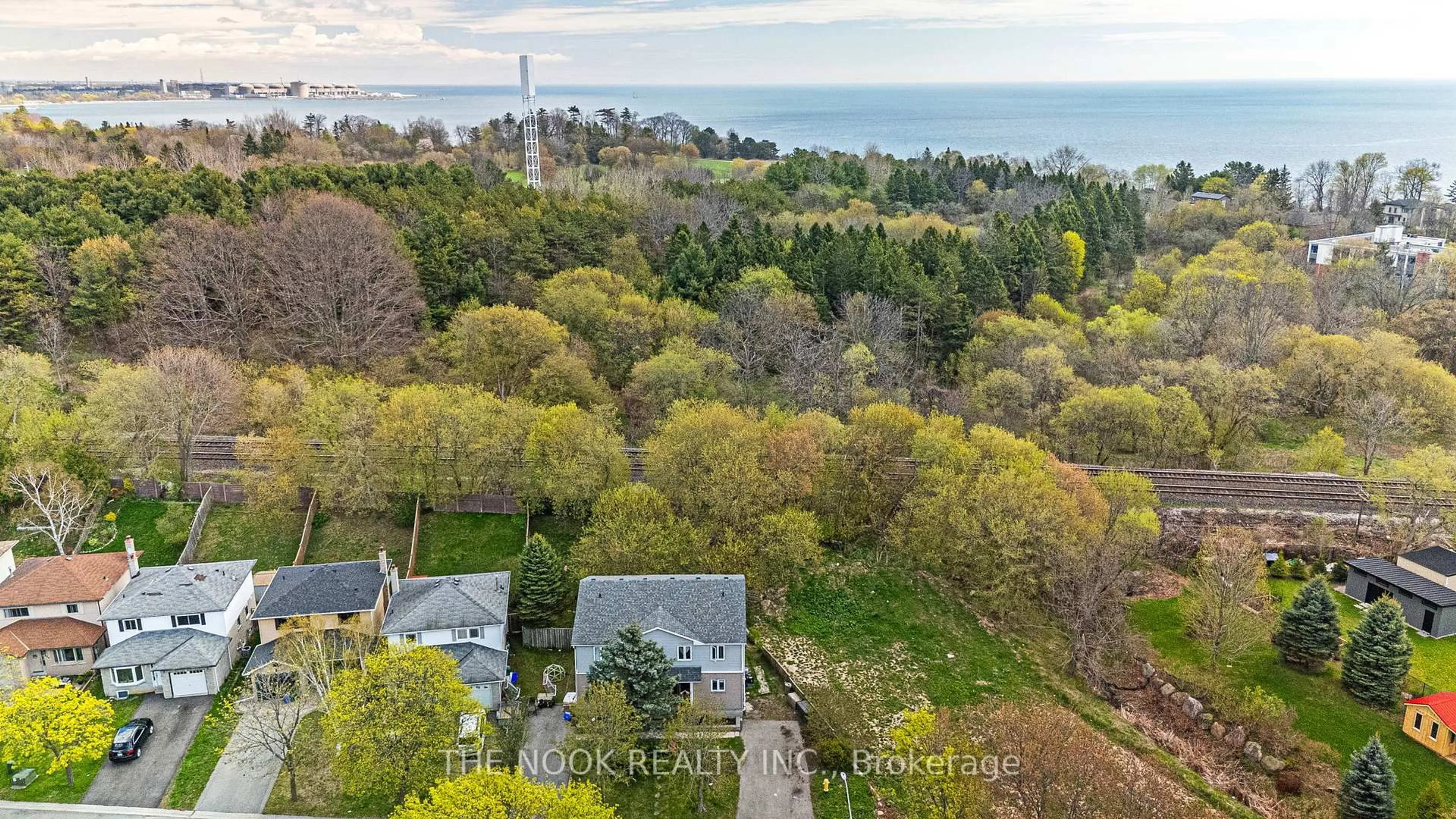 A pic from outside/outdoor area/front of a property/back of a property/a pic from drone, water/lake/river/ocean view for 629 Dunn Cres, Pickering Ontario L1W 3T3