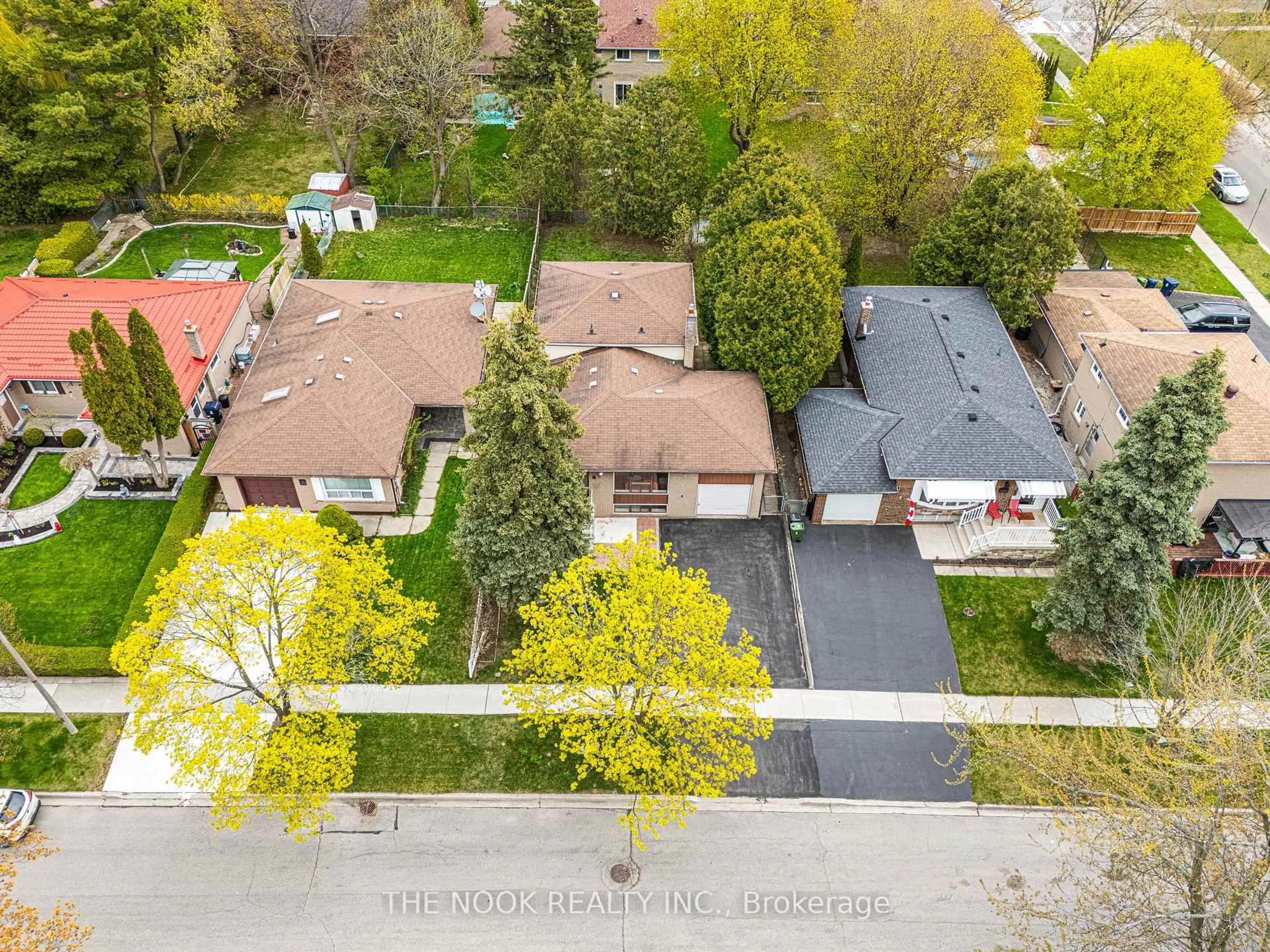 A pic from outside/outdoor area/front of a property/back of a property/a pic from drone, street for 5 Starlake Dr, Toronto Ontario M1G 3C3