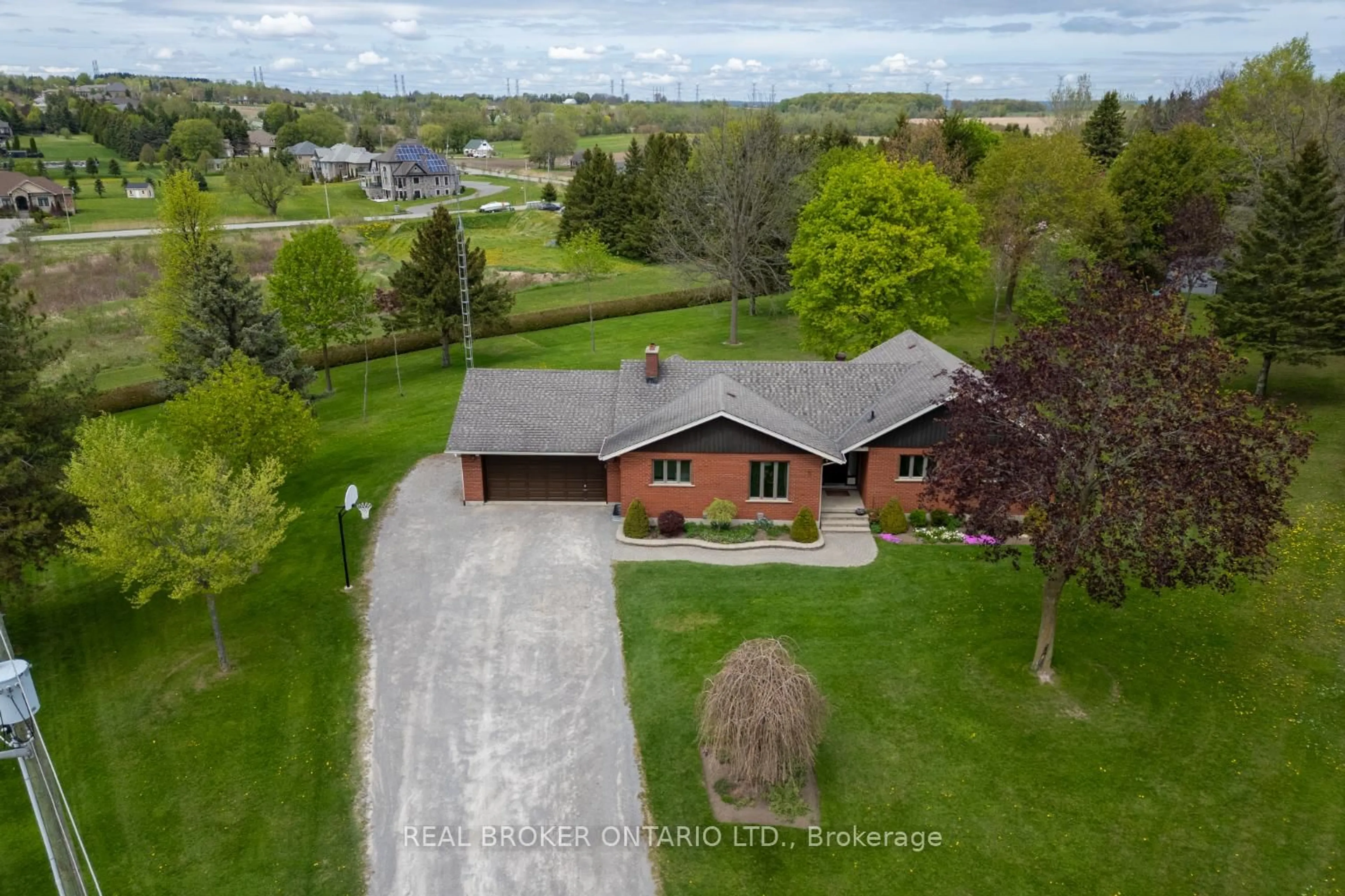 A pic from outside/outdoor area/front of a property/back of a property/a pic from drone, street for 5 Hillside Crt, Clarington Ontario L0B 1J0
