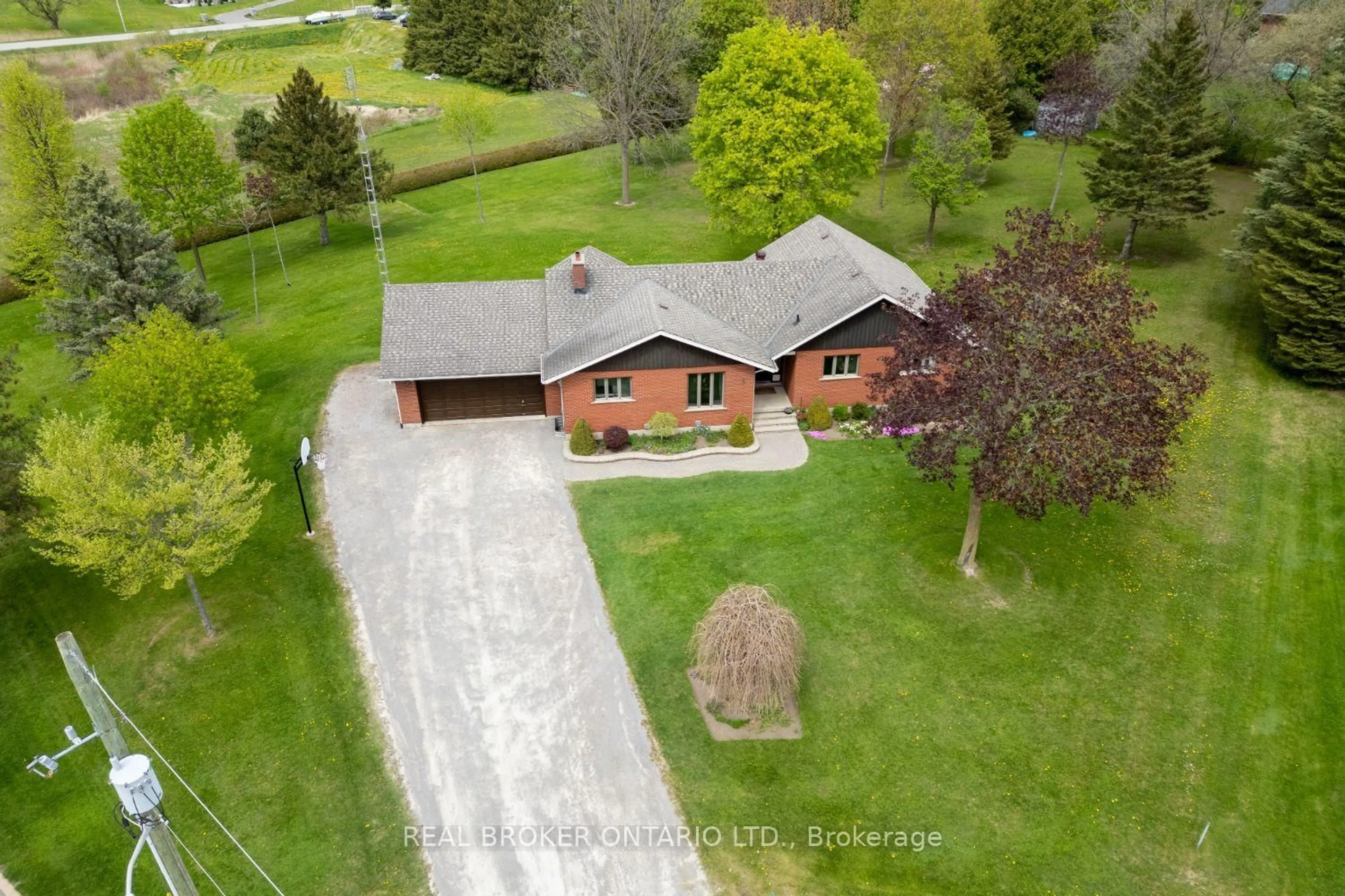 A pic from outside/outdoor area/front of a property/back of a property/a pic from drone, street for 5 Hillside Crt, Clarington Ontario L0B 1J0