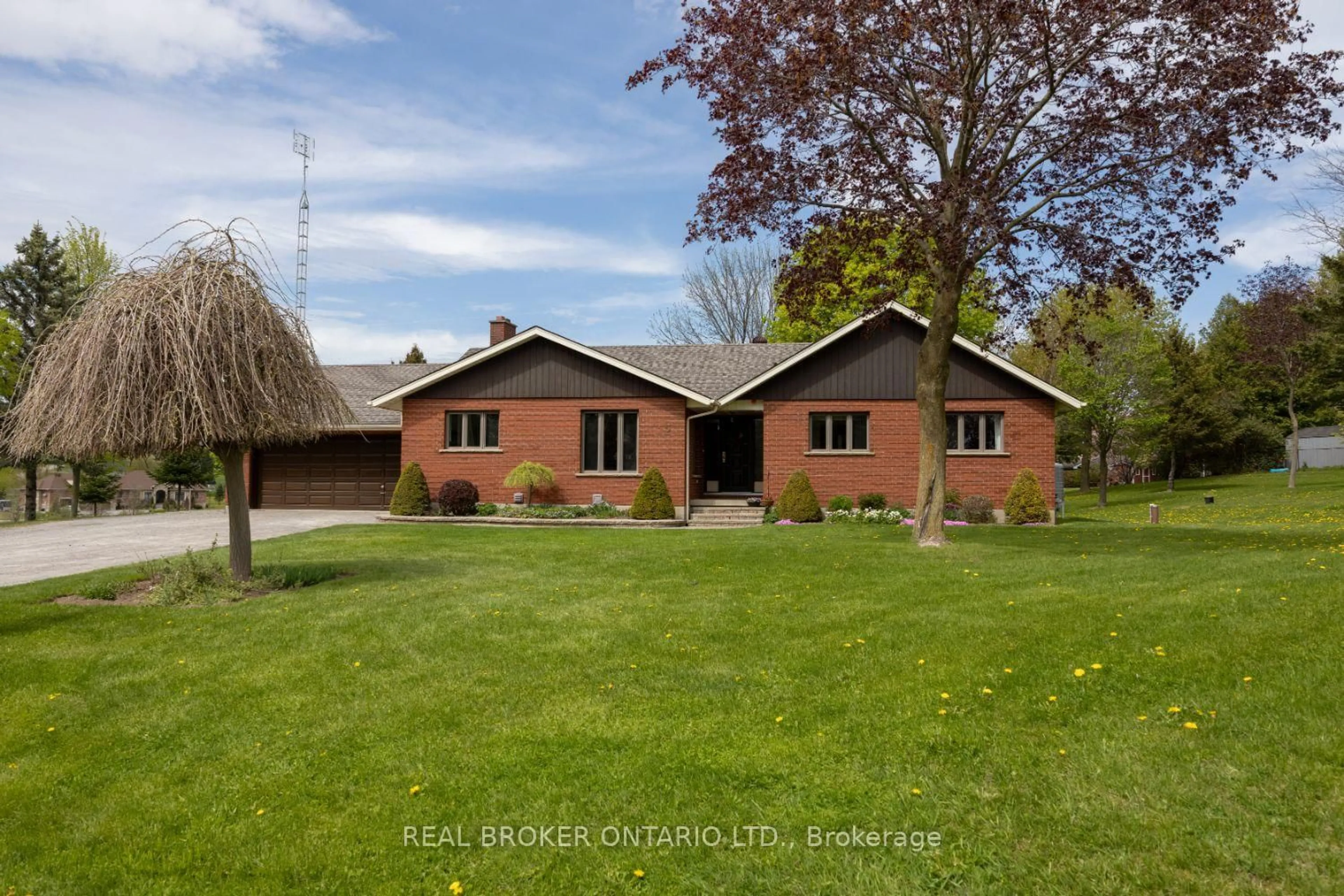 A pic from outside/outdoor area/front of a property/back of a property/a pic from drone, street for 5 Hillside Crt, Clarington Ontario L0B 1J0