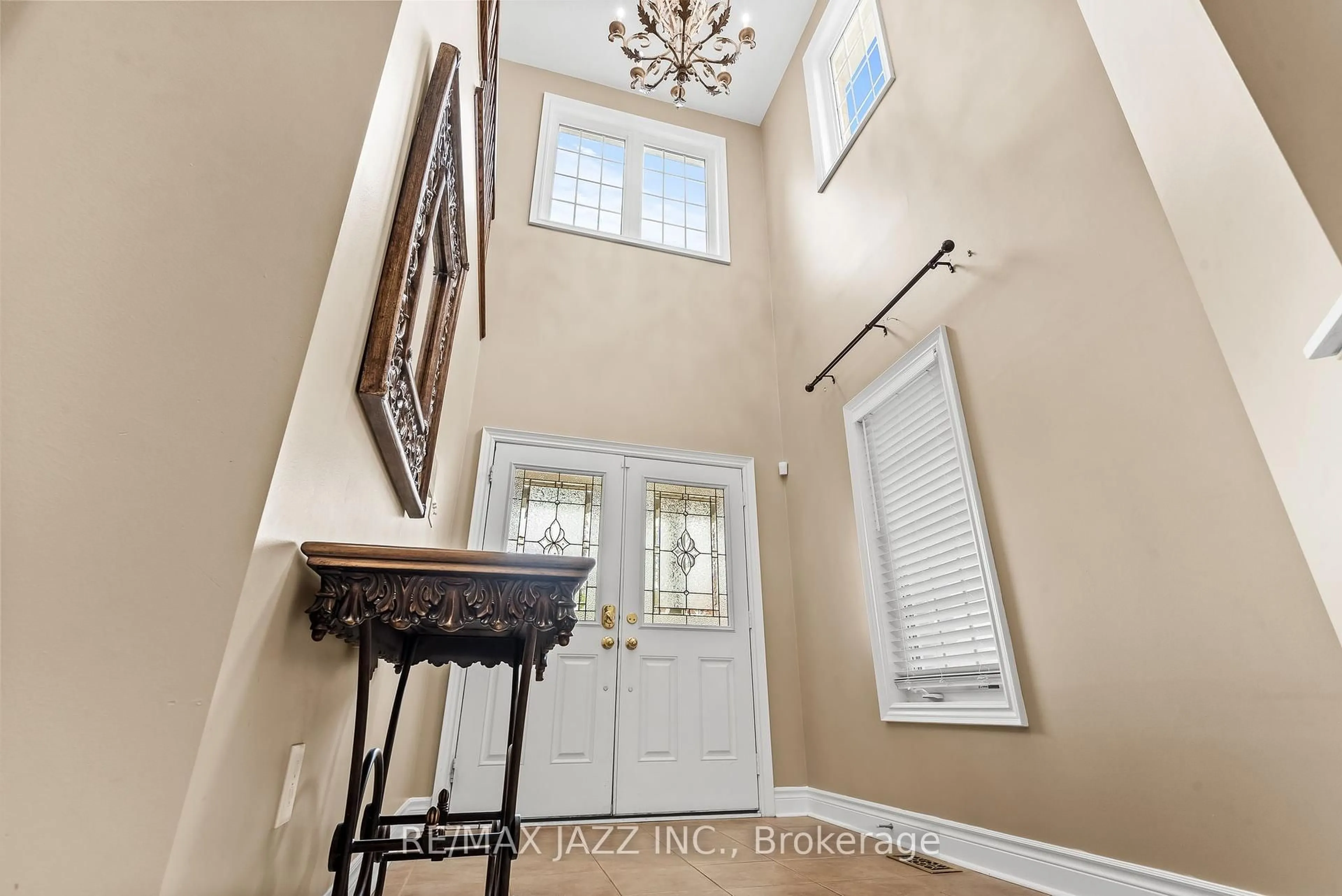 Indoor entryway for 1710 Esterbrook Dr, Oshawa Ontario L1K 0J3