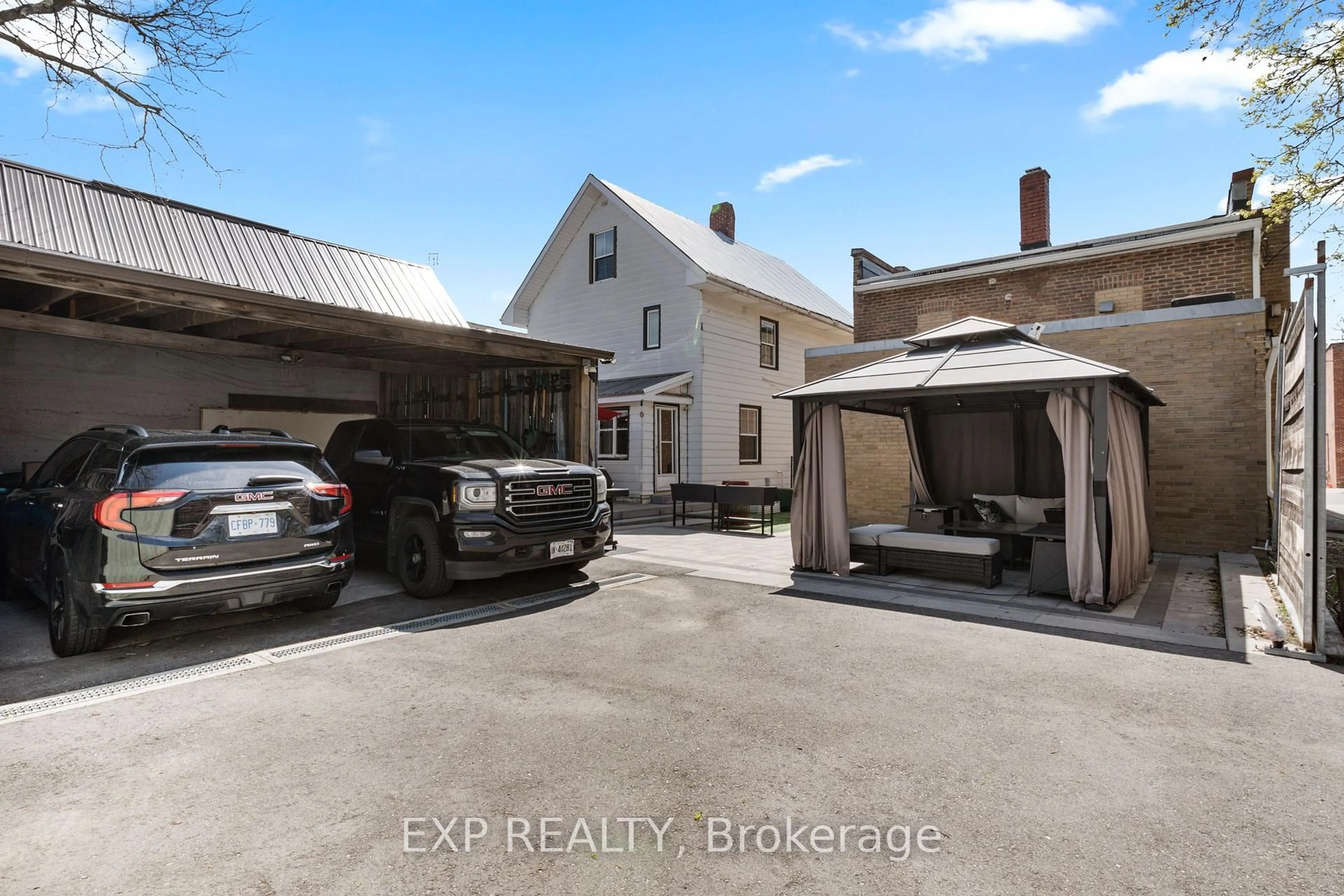 Indoor garage for 5297 Main St, Clarington Ontario L0B 1M0