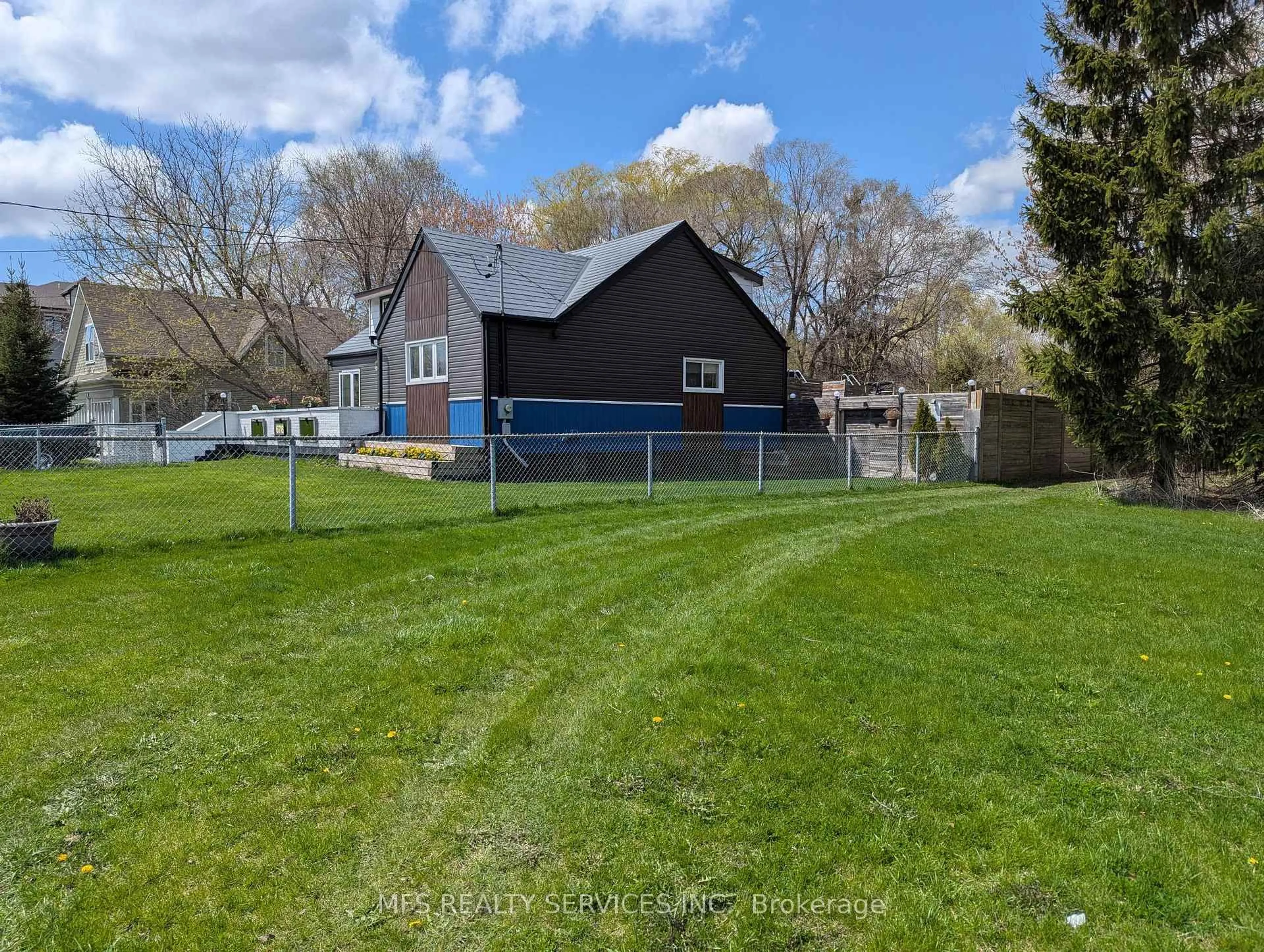 A pic from outside/outdoor area/front of a property/back of a property/a pic from drone, street for 678 King St, Oshawa Ontario L1J 2L3