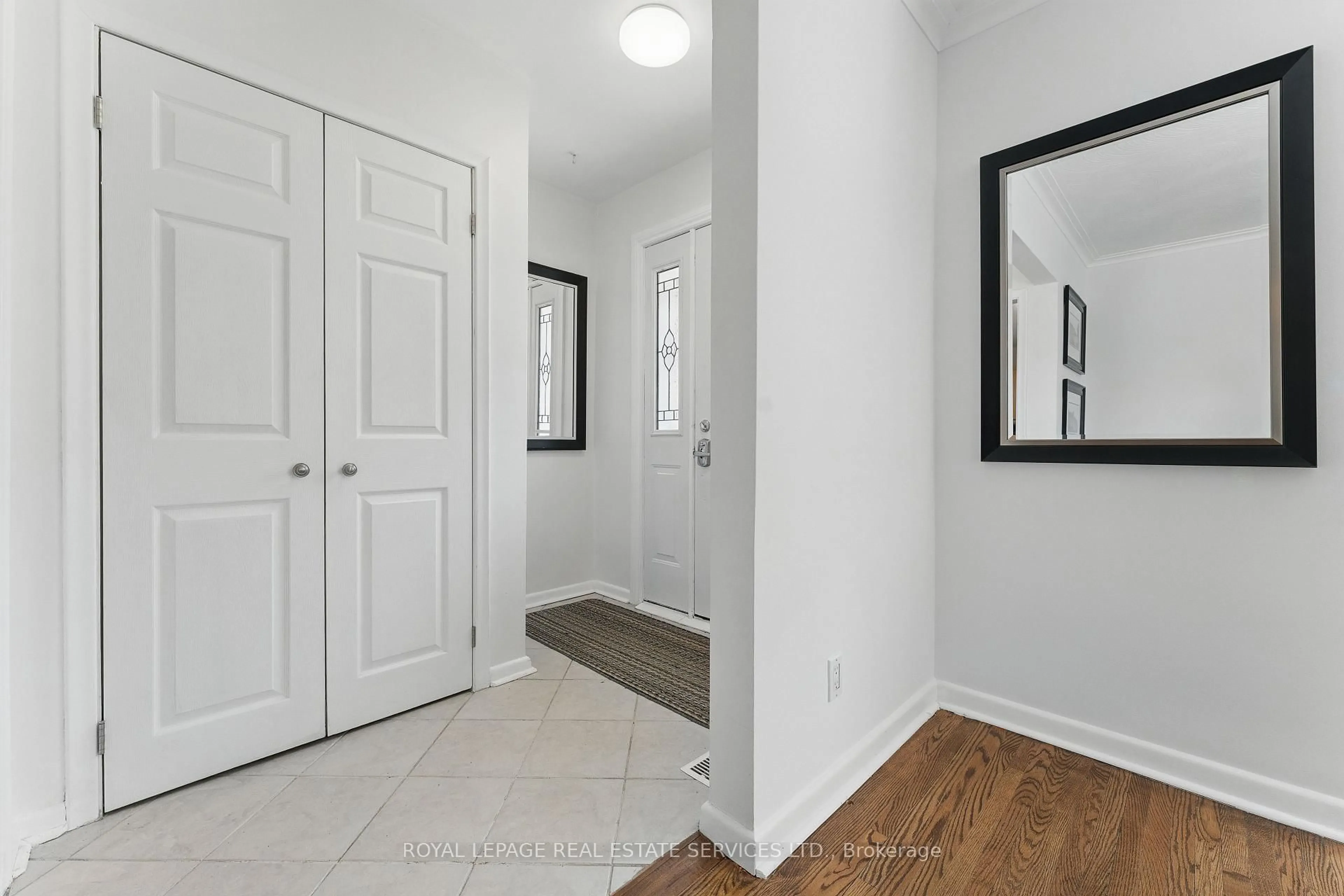 Indoor entryway for 16 Denver Pl, Toronto Ontario M1H 2P1