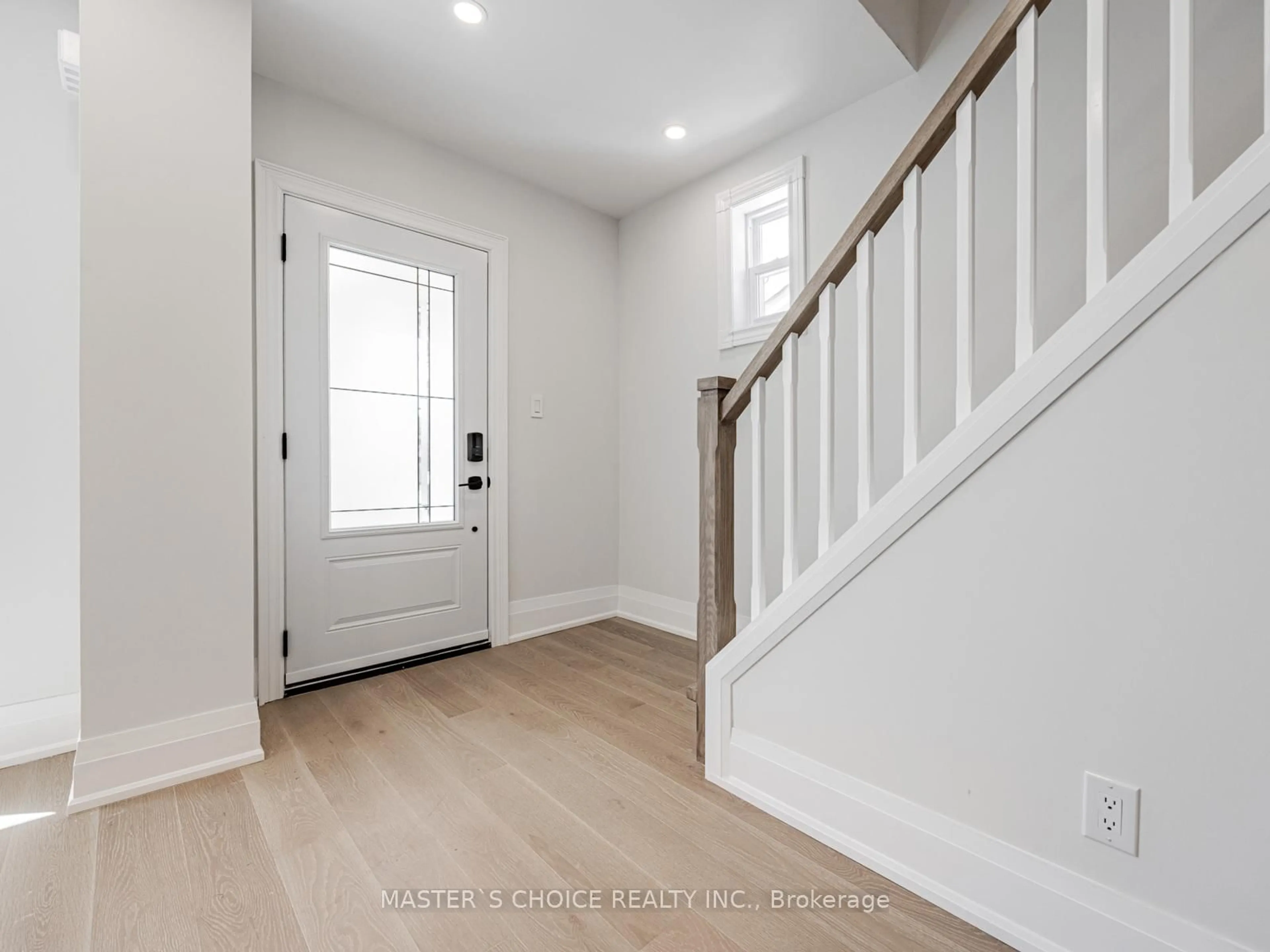 Indoor entryway for 127 Highfield Rd, Toronto Ontario M4L 2T9