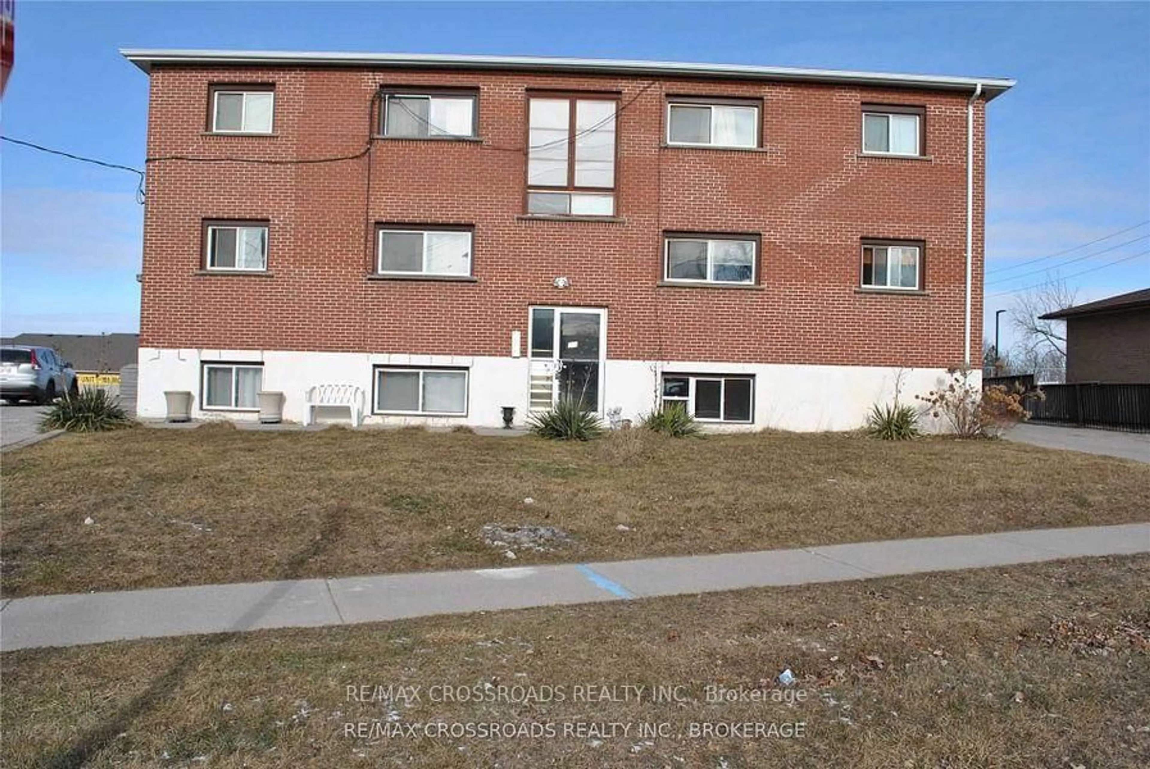Unknown for 390 Dean Ave, Oshawa Ontario L1H 3E2