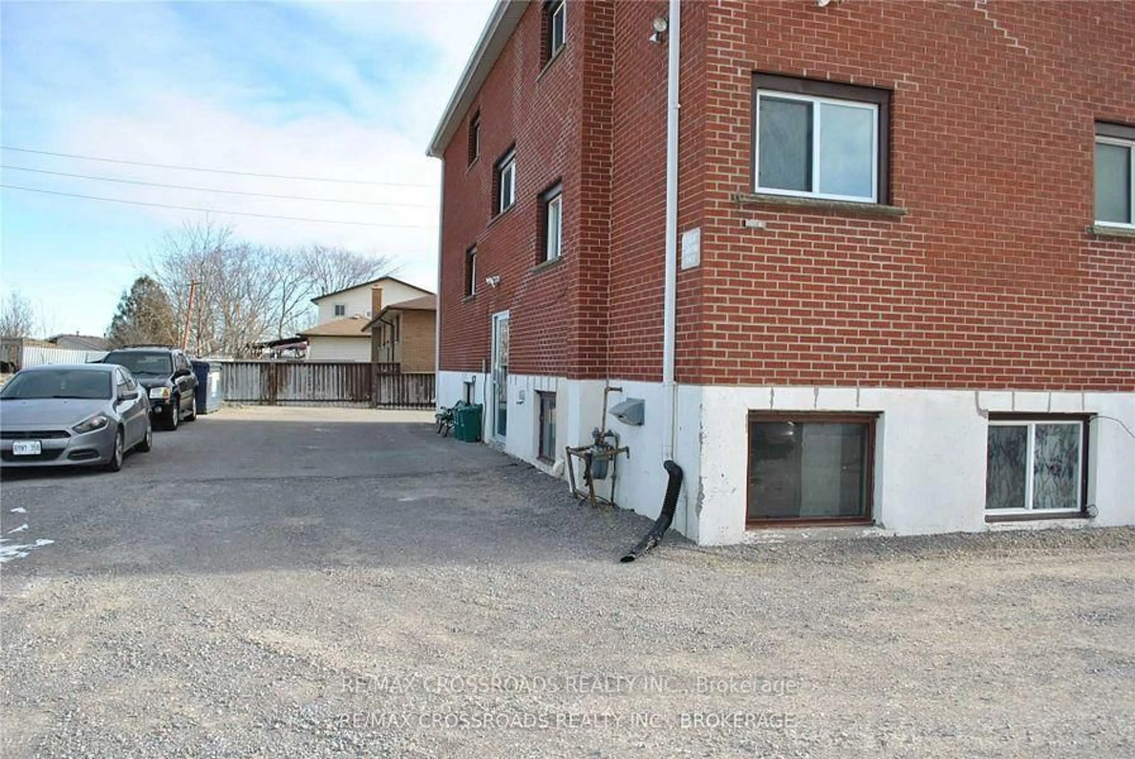 Unknown for 390 Dean Ave, Oshawa Ontario L1H 3E2