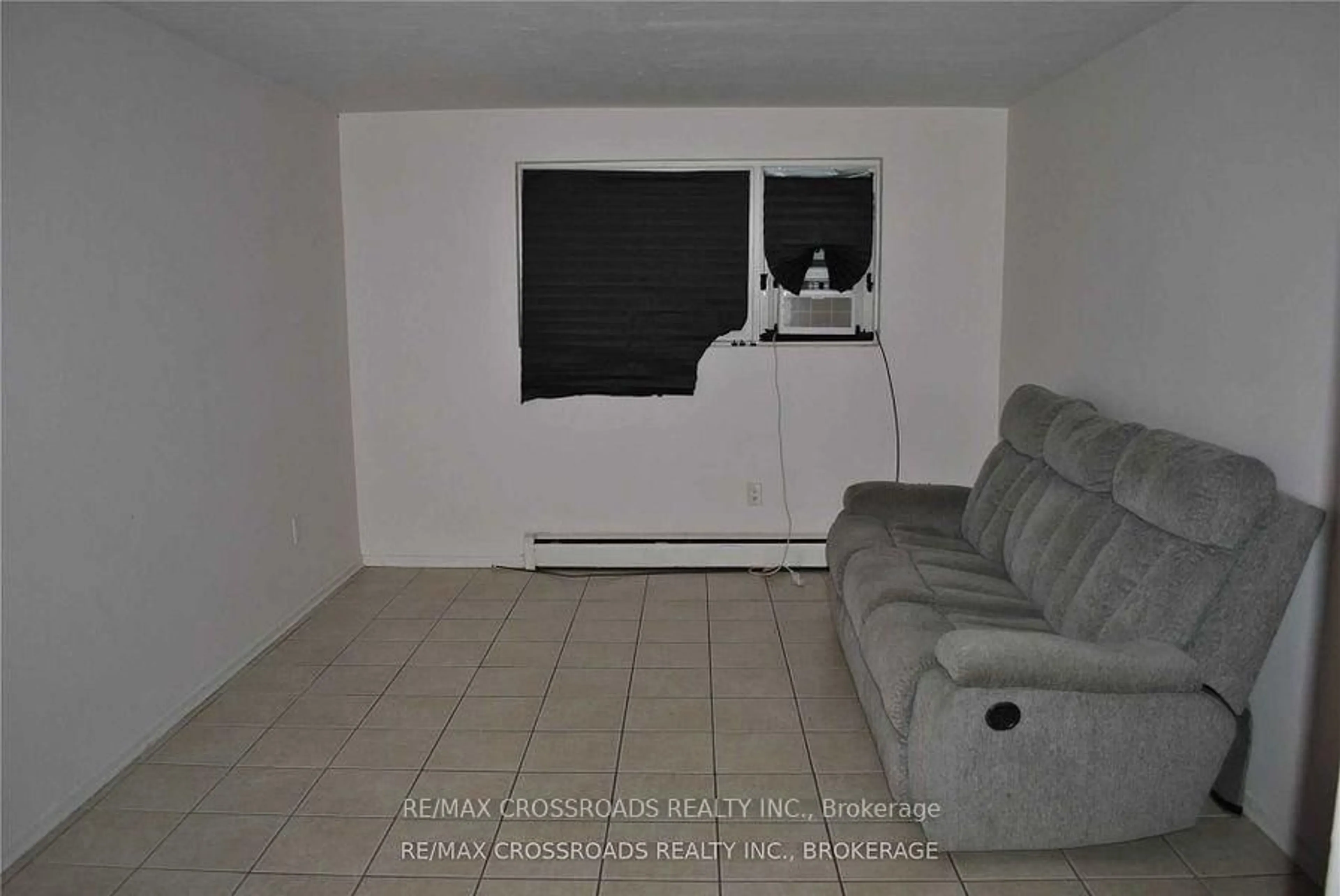 A pic of a room for 390 Dean Ave, Oshawa Ontario L1H 3E2