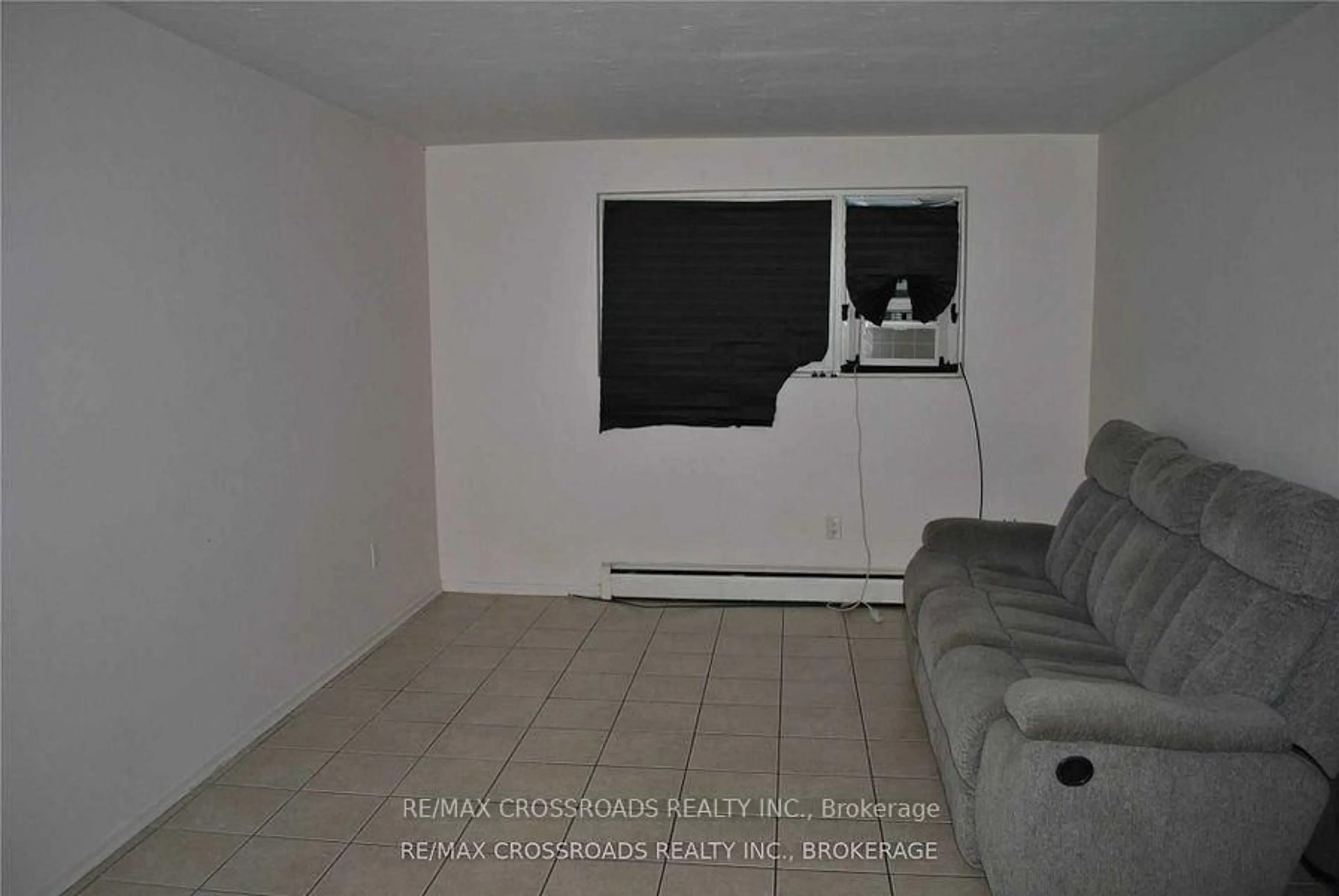 A pic of a room for 390 Dean Ave, Oshawa Ontario L1H 3E2