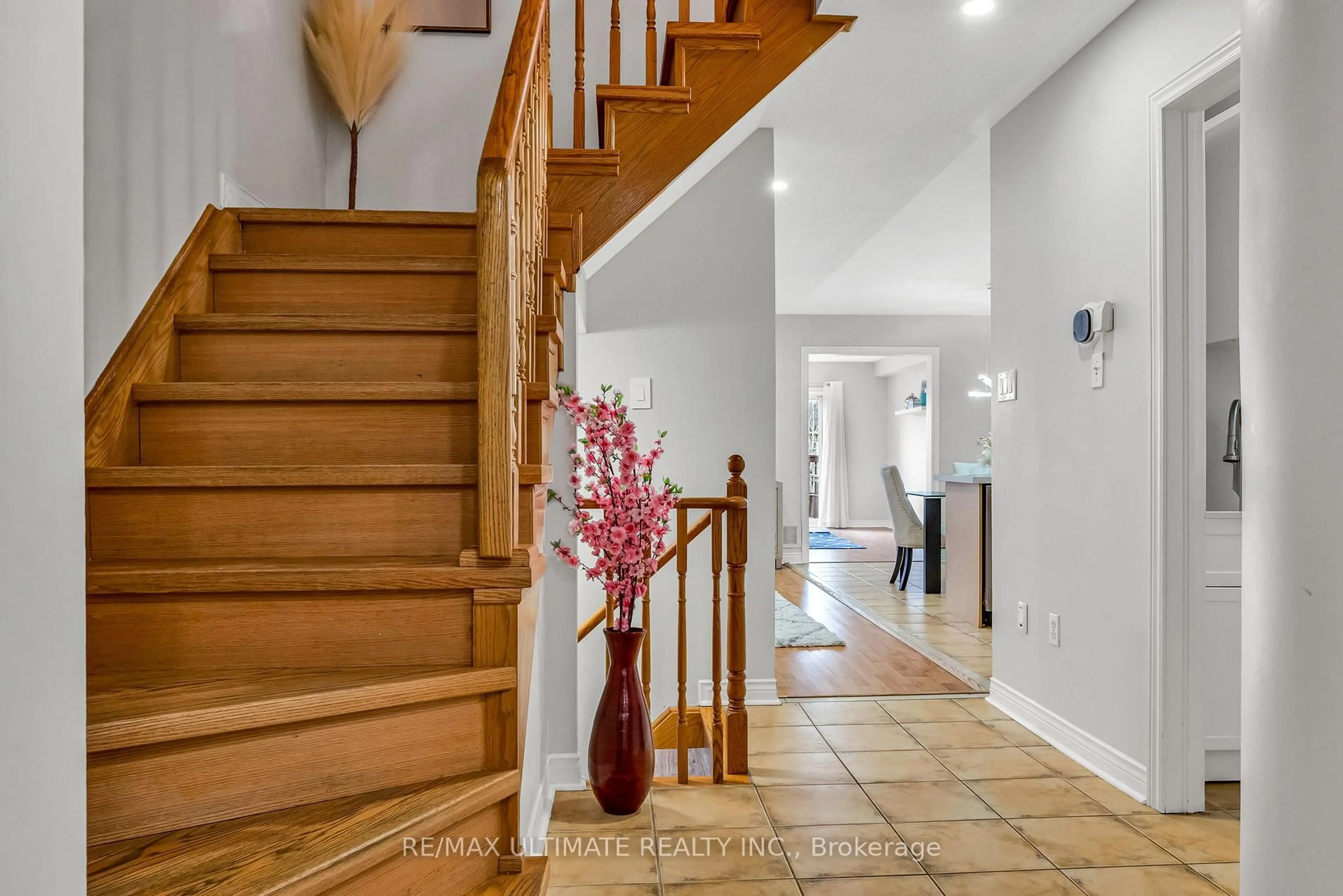 Indoor foyer for 8 Dooley Cres, Ajax Ontario L1T 4J4