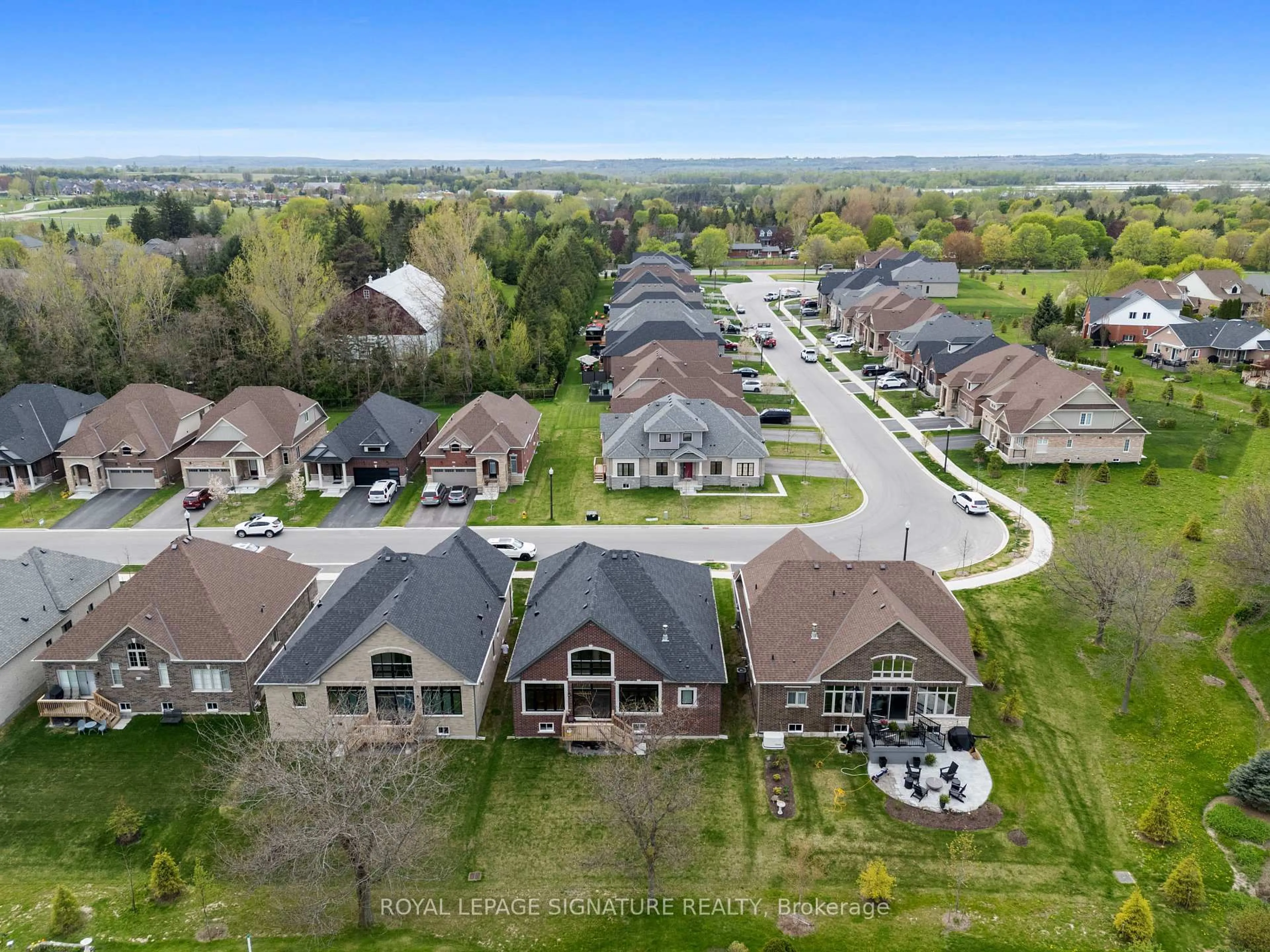 A pic from outside/outdoor area/front of a property/back of a property/a pic from drone, unknown for 85 Holtby Crt, Scugog Ontario L9L 0B4