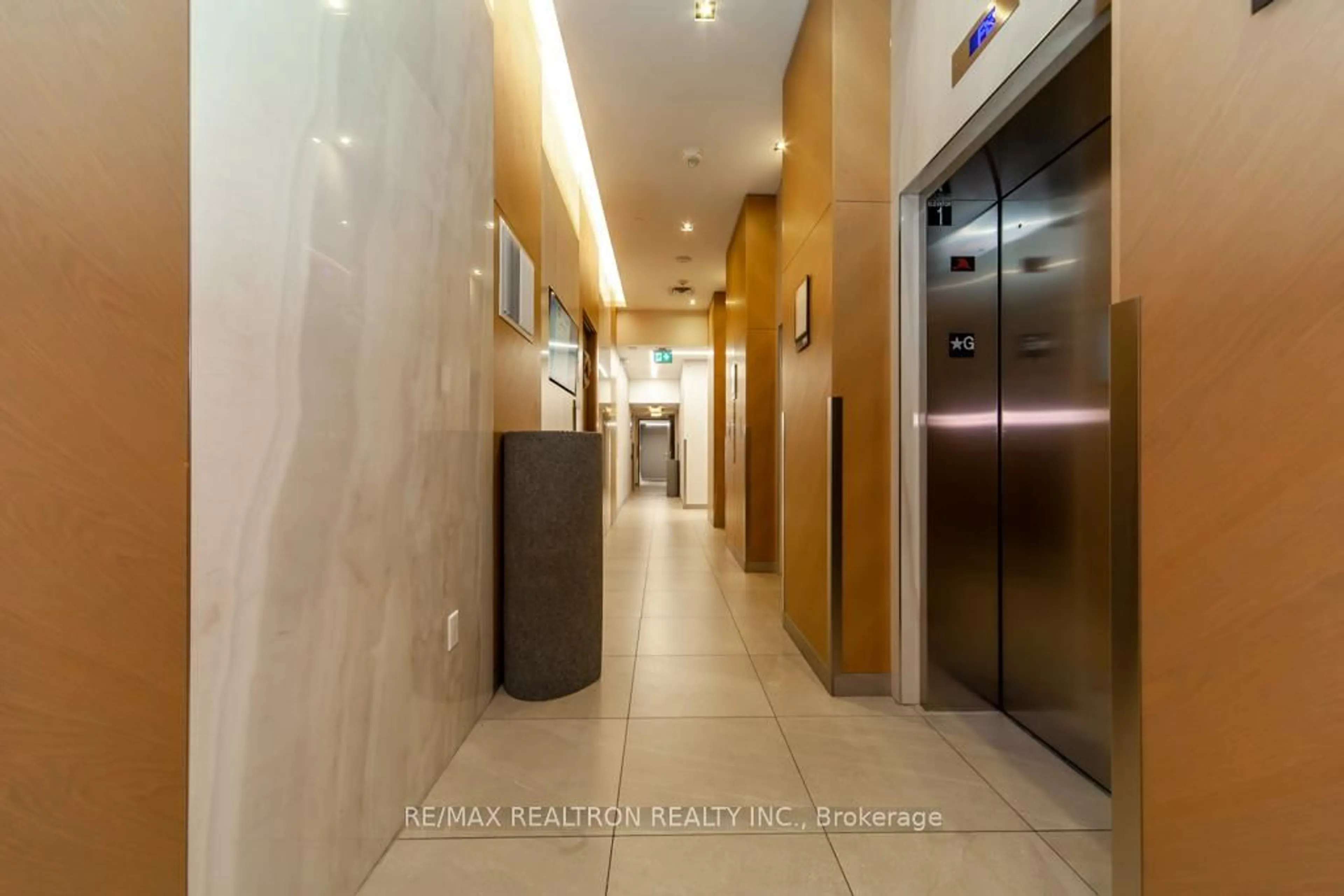 Indoor foyer for 225 Village Green Sq #1004, Toronto Ontario M1S 0N4