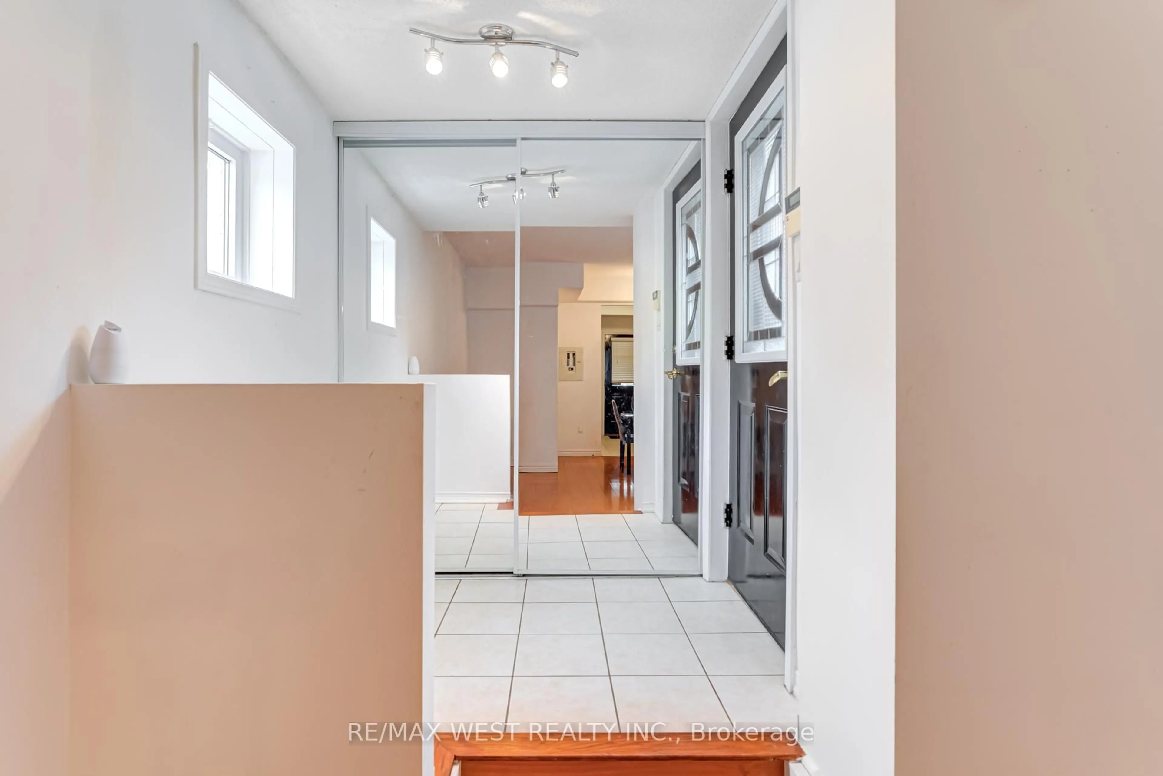 Indoor foyer for 901 Kennedy Rd #26, Toronto Ontario M1K 2E9