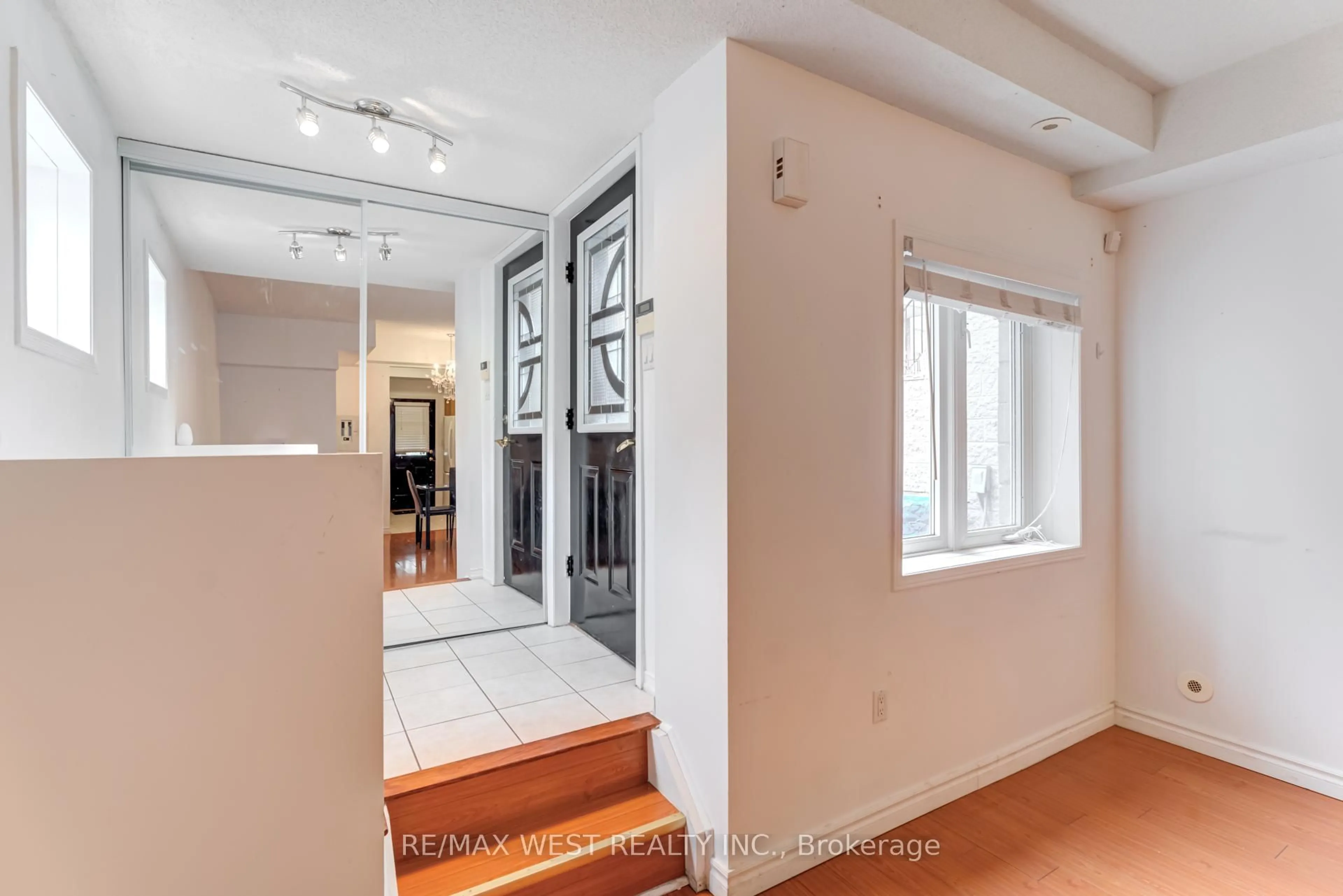 Indoor entryway for 901 Kennedy Rd #26, Toronto Ontario M1K 2E9