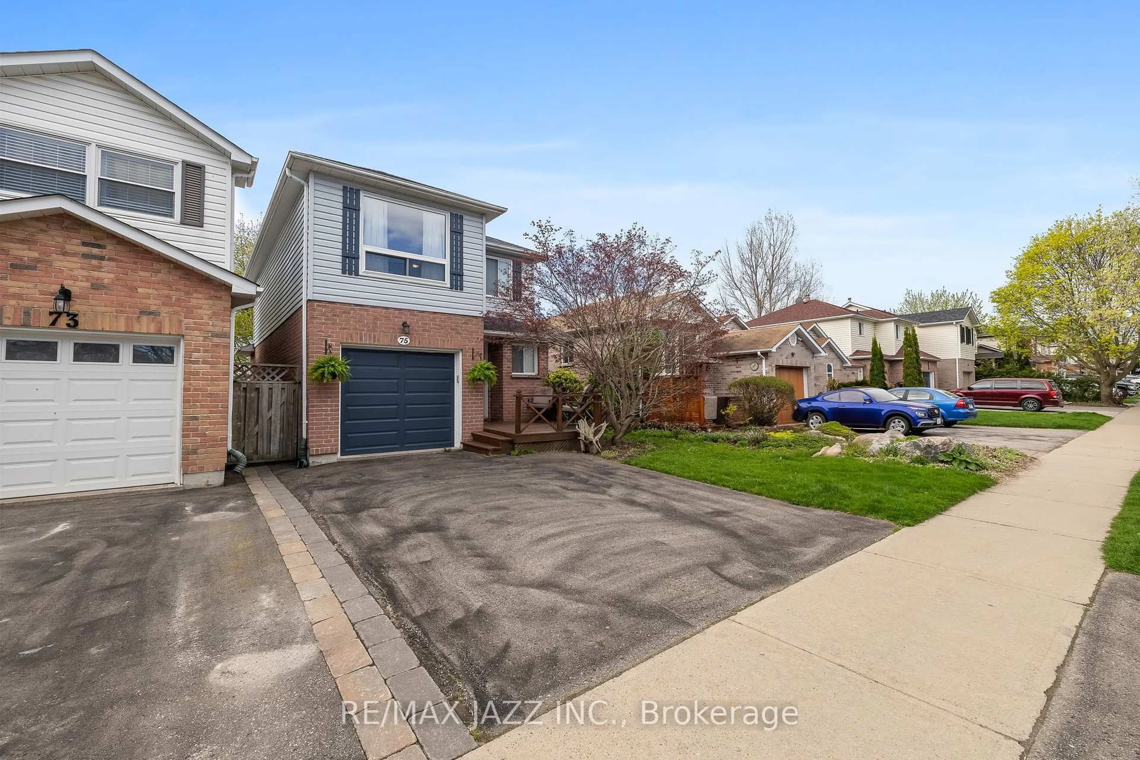 A pic from outside/outdoor area/front of a property/back of a property/a pic from drone, street for 75 Trudeau Dr, Clarington Ontario L1C 4K4