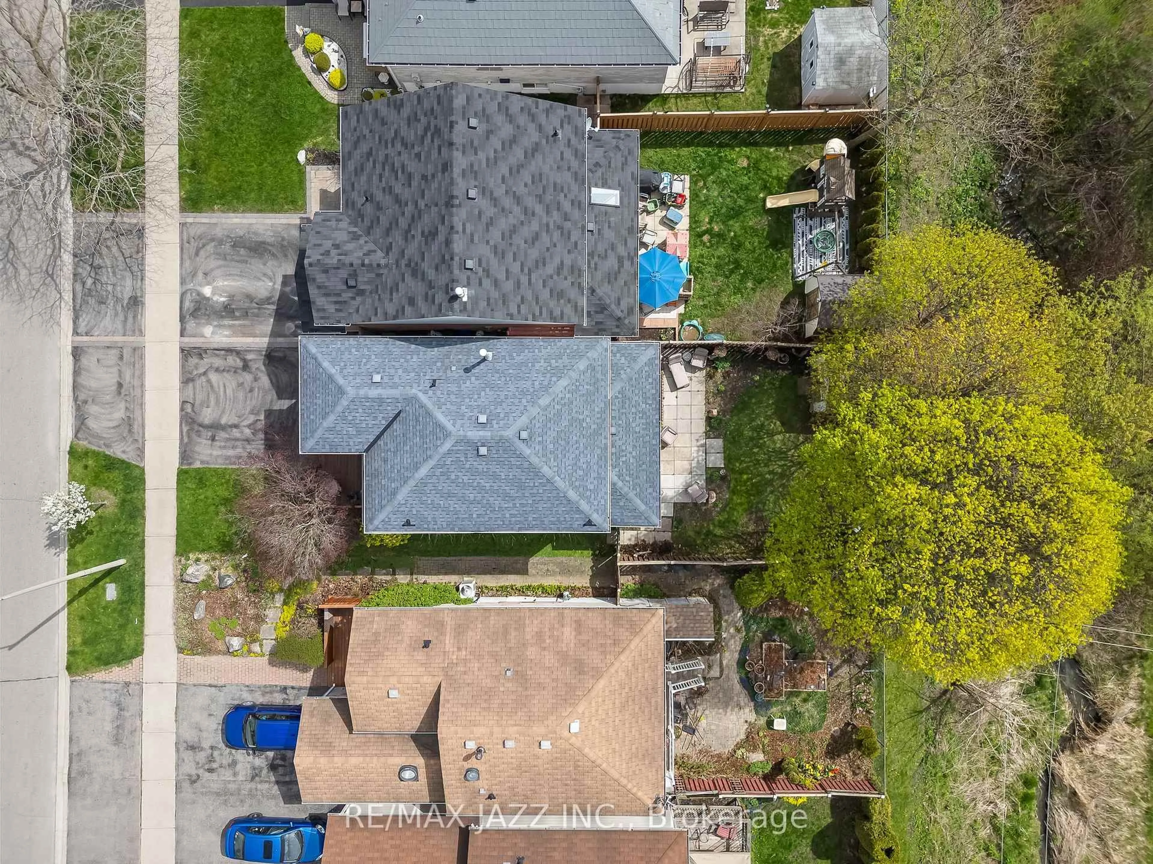 A pic from outside/outdoor area/front of a property/back of a property/a pic from drone, street for 75 Trudeau Dr, Clarington Ontario L1C 4K4
