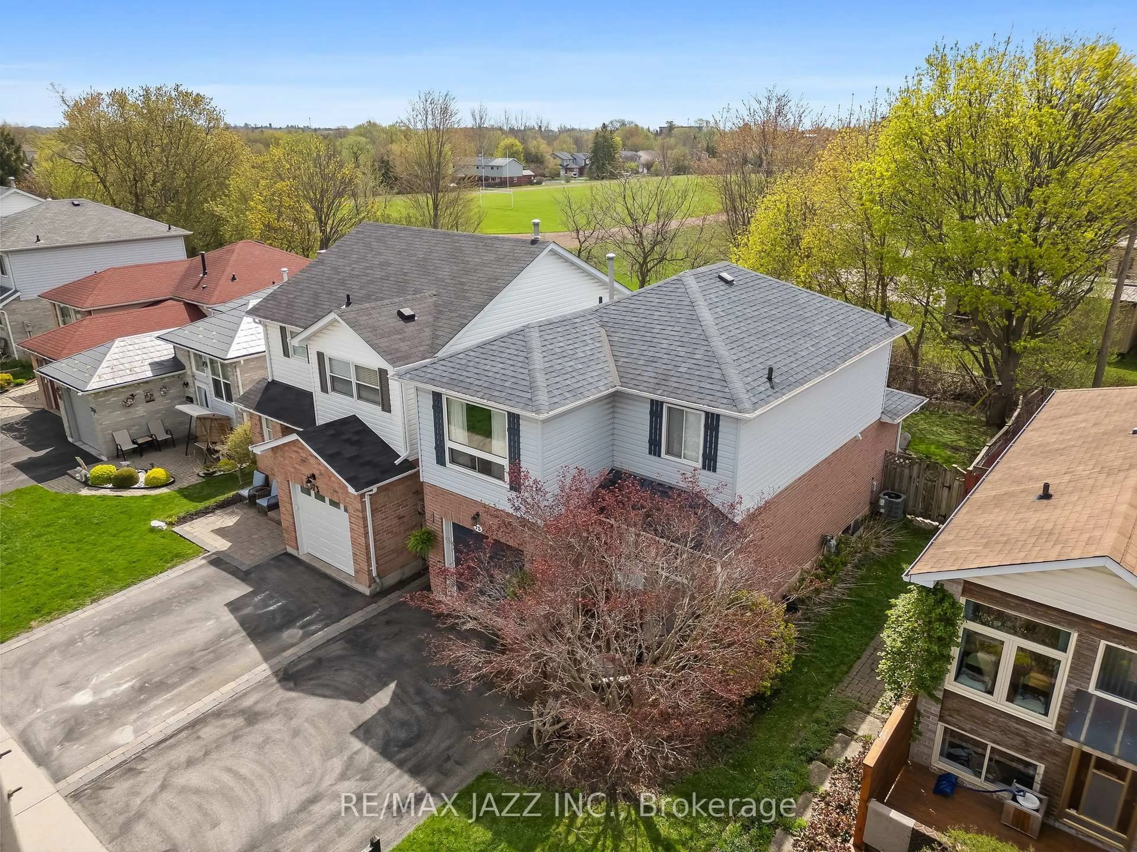 A pic from outside/outdoor area/front of a property/back of a property/a pic from drone, street for 75 Trudeau Dr, Clarington Ontario L1C 4K4