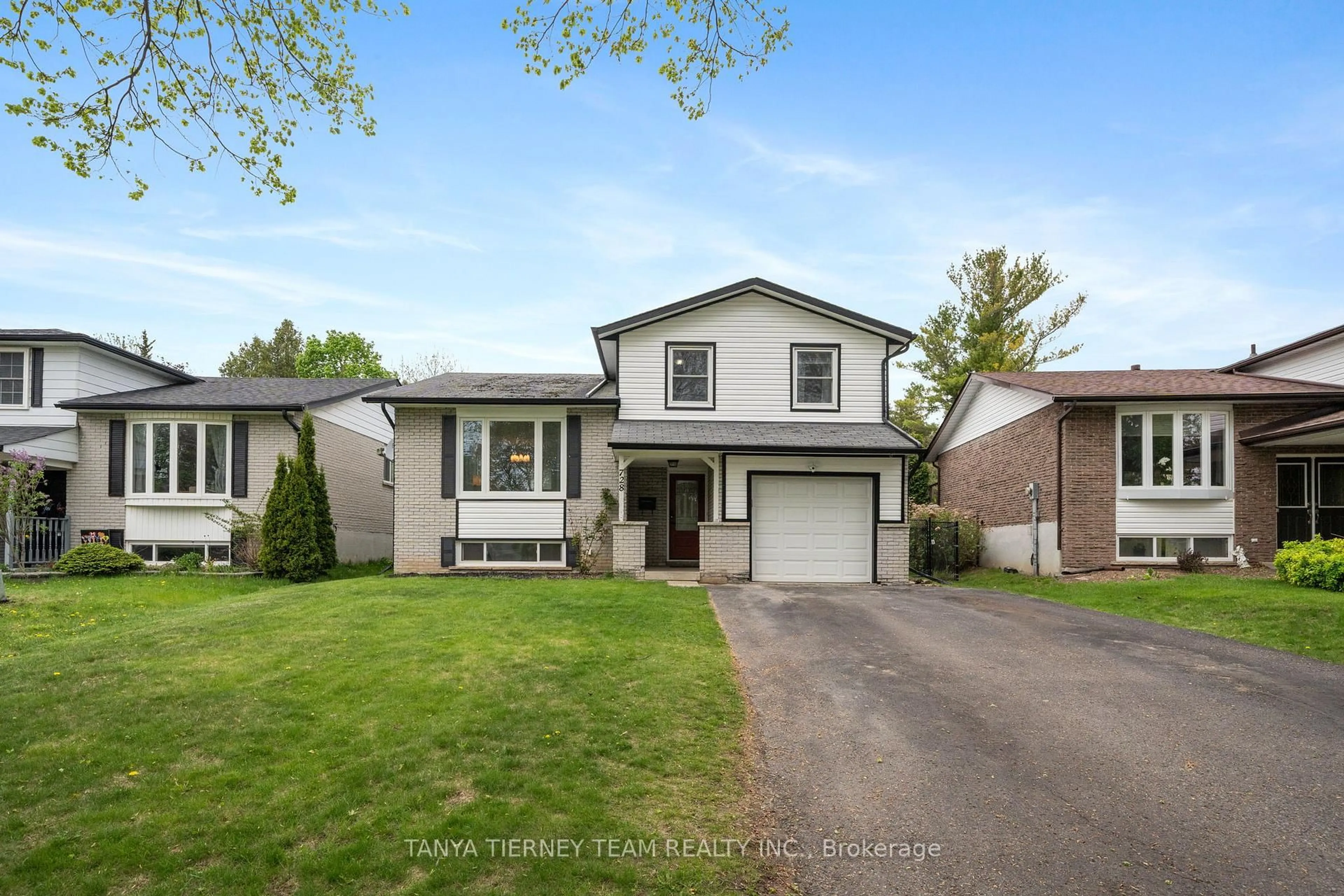 Home with vinyl exterior material, street for 728 Bermuda Ave, Oshawa Ontario L1J 6A8