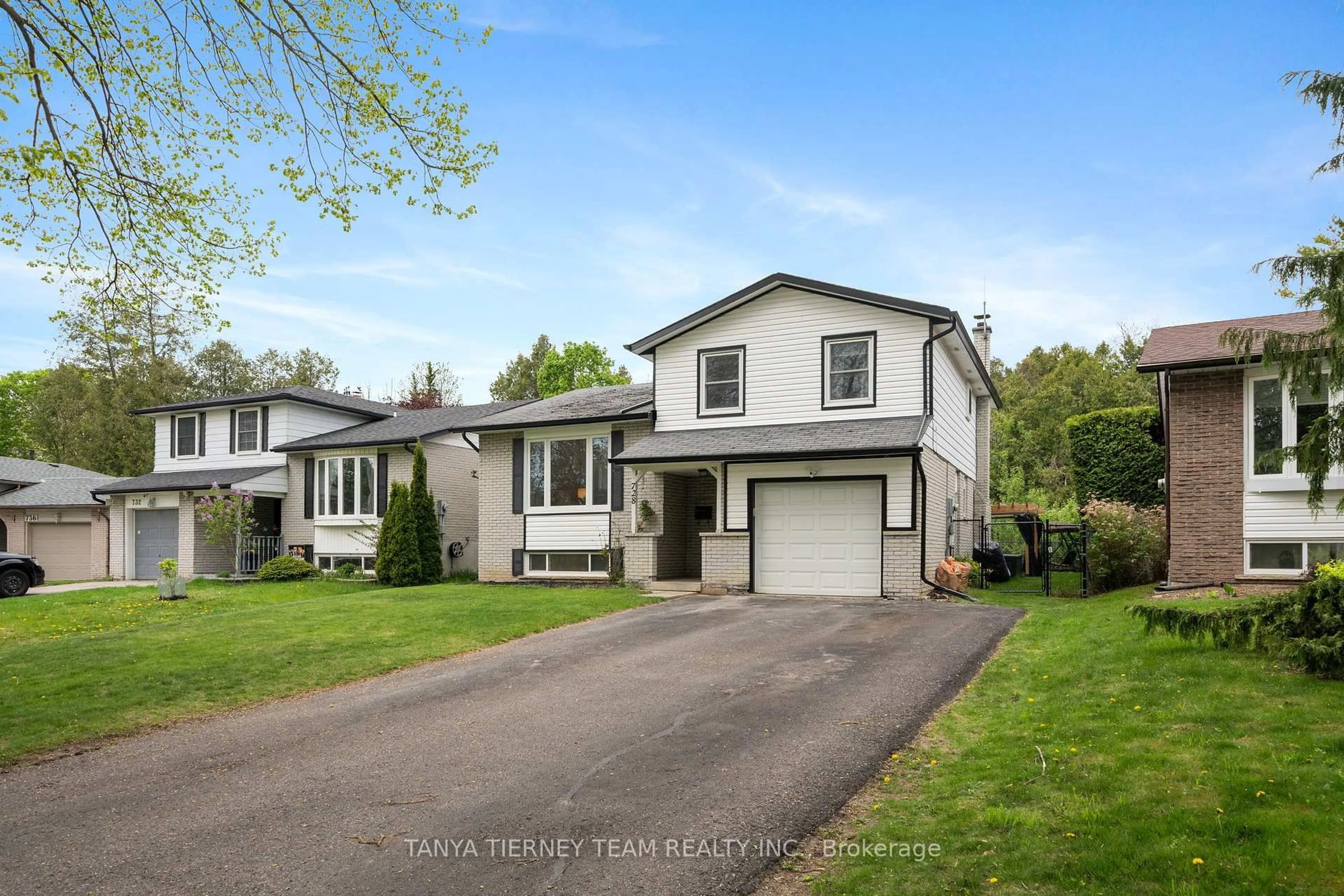 Home with vinyl exterior material, street for 728 Bermuda Ave, Oshawa Ontario L1J 6A8