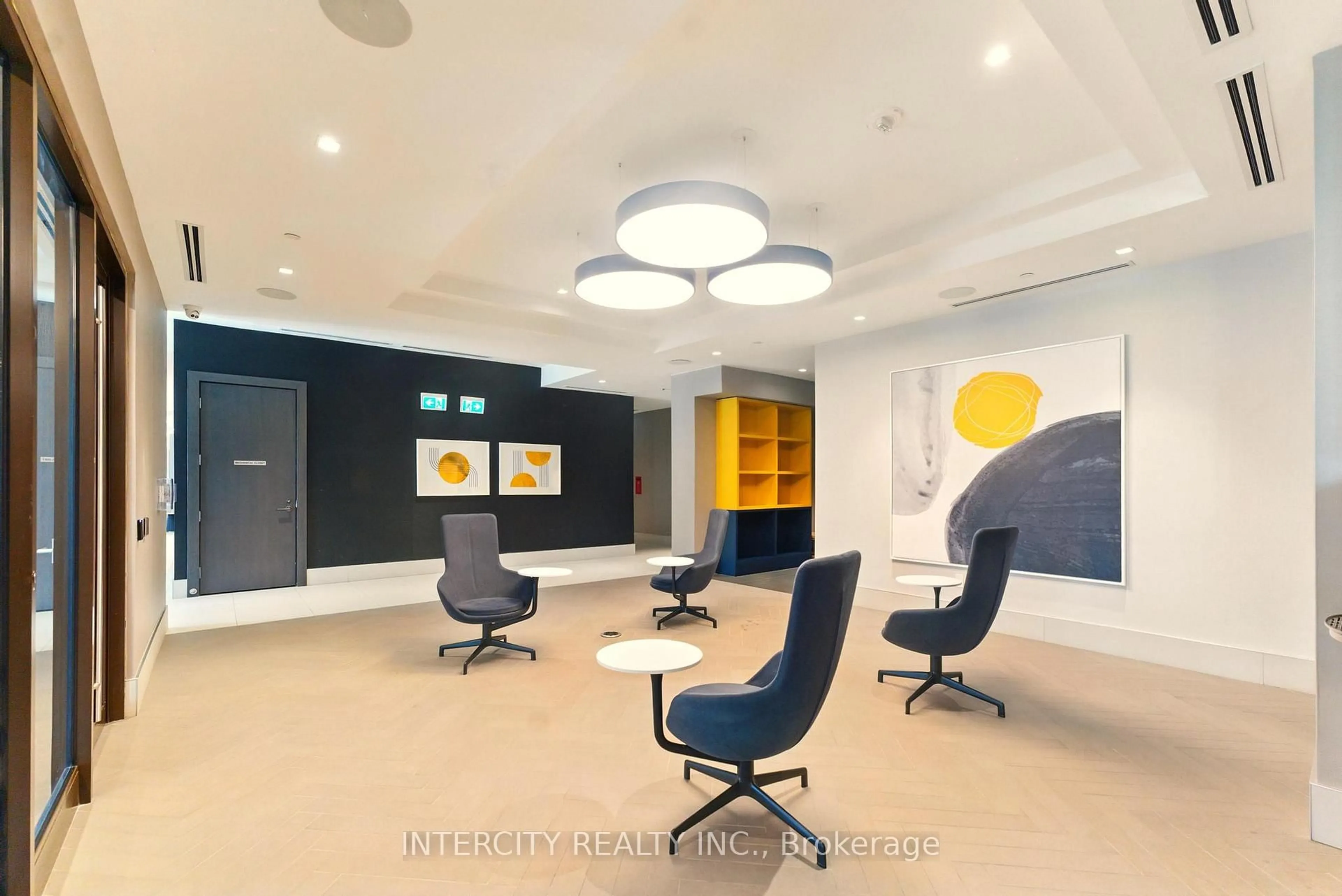 Indoor foyer for 2550 Simcoe St #1207, Oshawa Ontario L1L 0R5