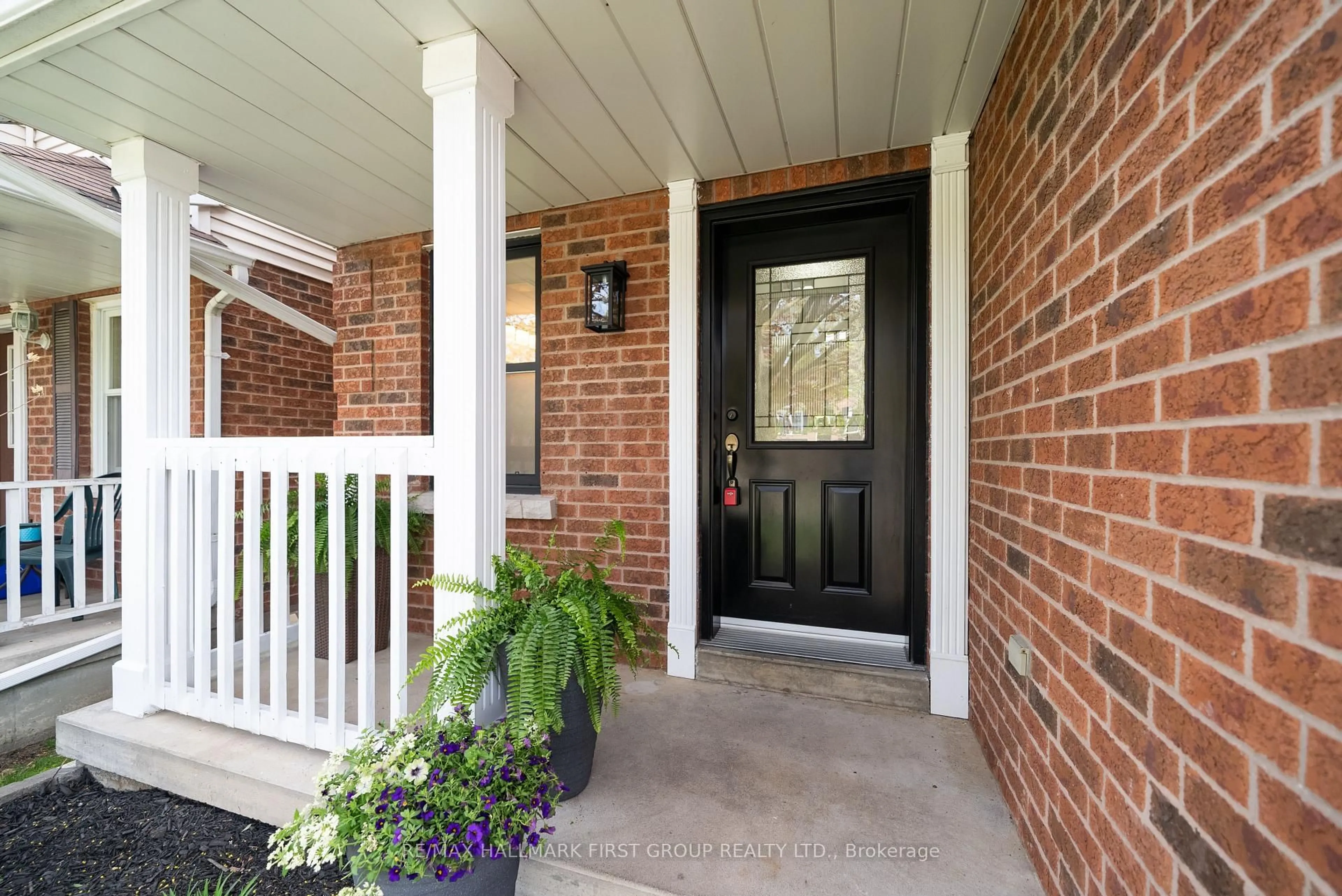 Indoor entryway for 54 Mccrimmon Cres, Clarington Ontario L1C 4N3