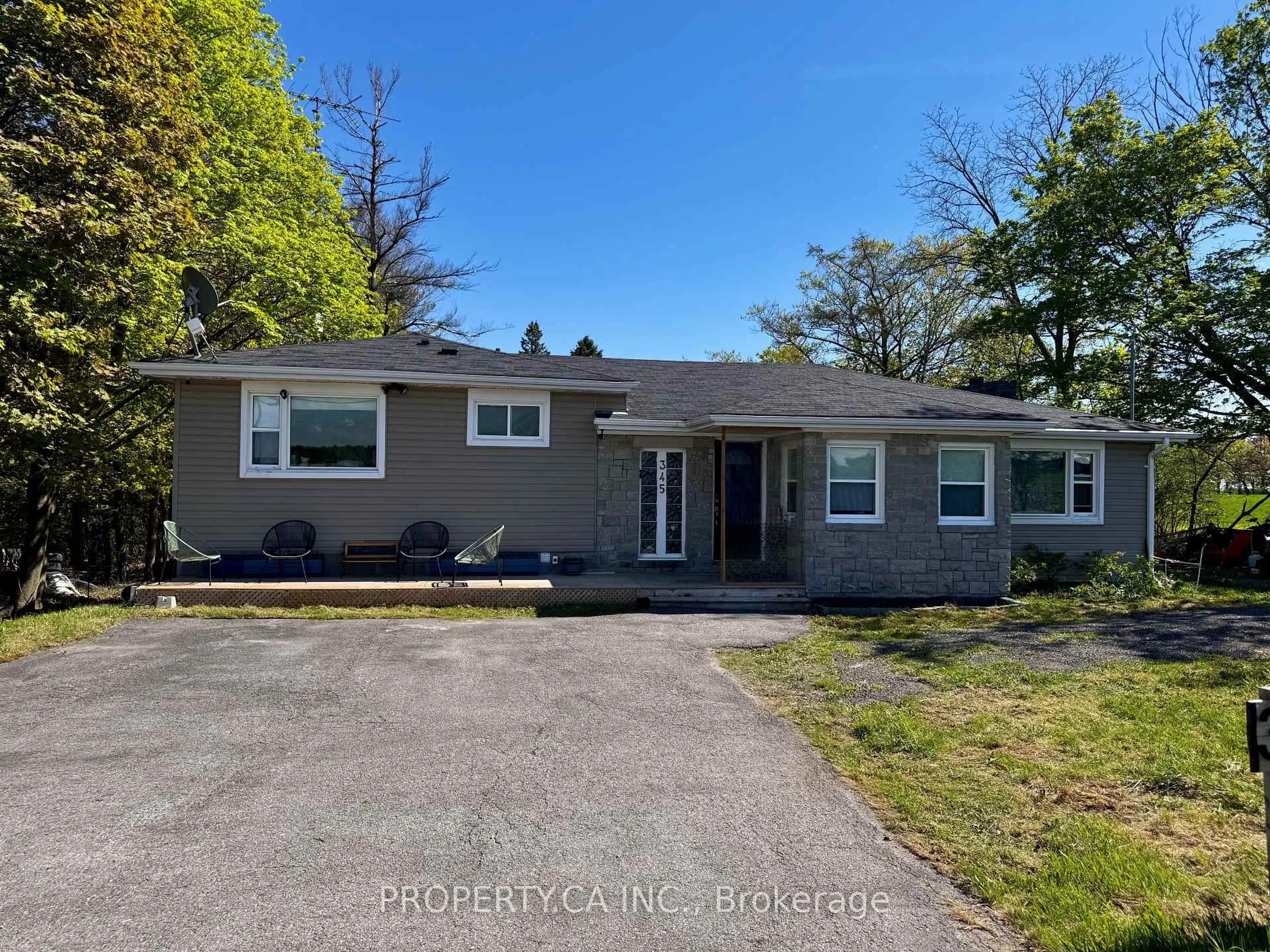A pic from outside/outdoor area/front of a property/back of a property/a pic from drone, street for 345 Myrtle Rd, Whitby Ontario L1H 7K4