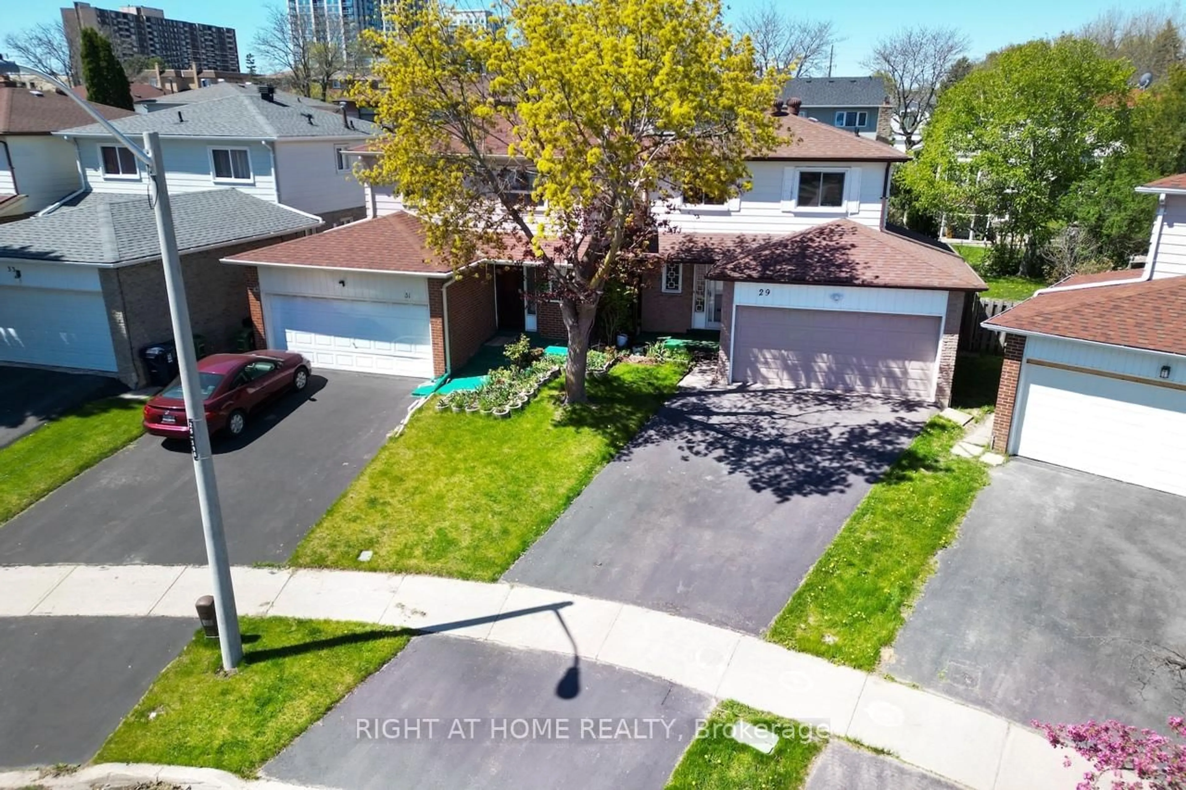 A pic from outside/outdoor area/front of a property/back of a property/a pic from drone, street for 29 Nortonville Dr, Toronto Ontario M1T 2G9