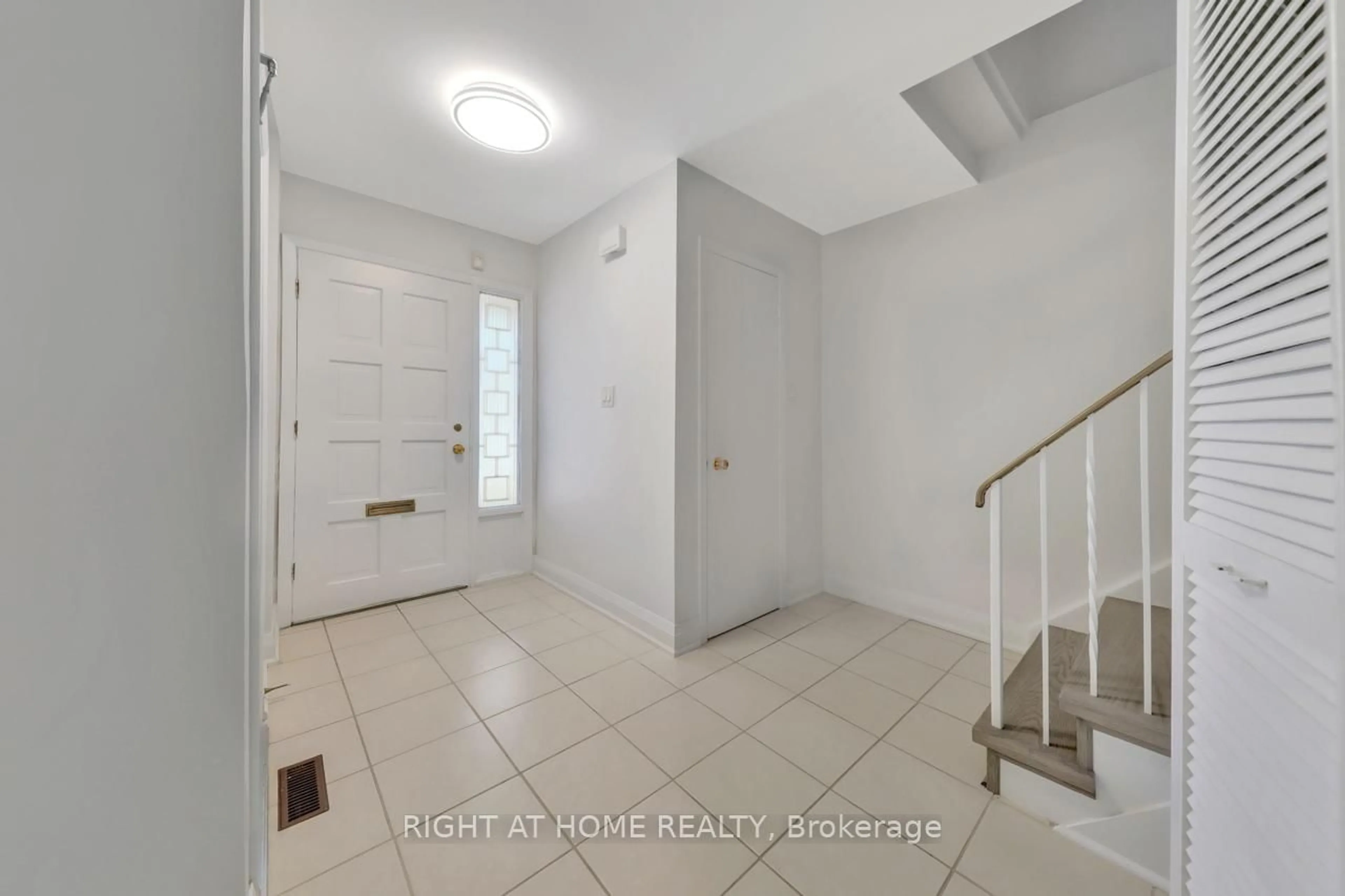 Indoor entryway for 29 Nortonville Dr, Toronto Ontario M1T 2G9
