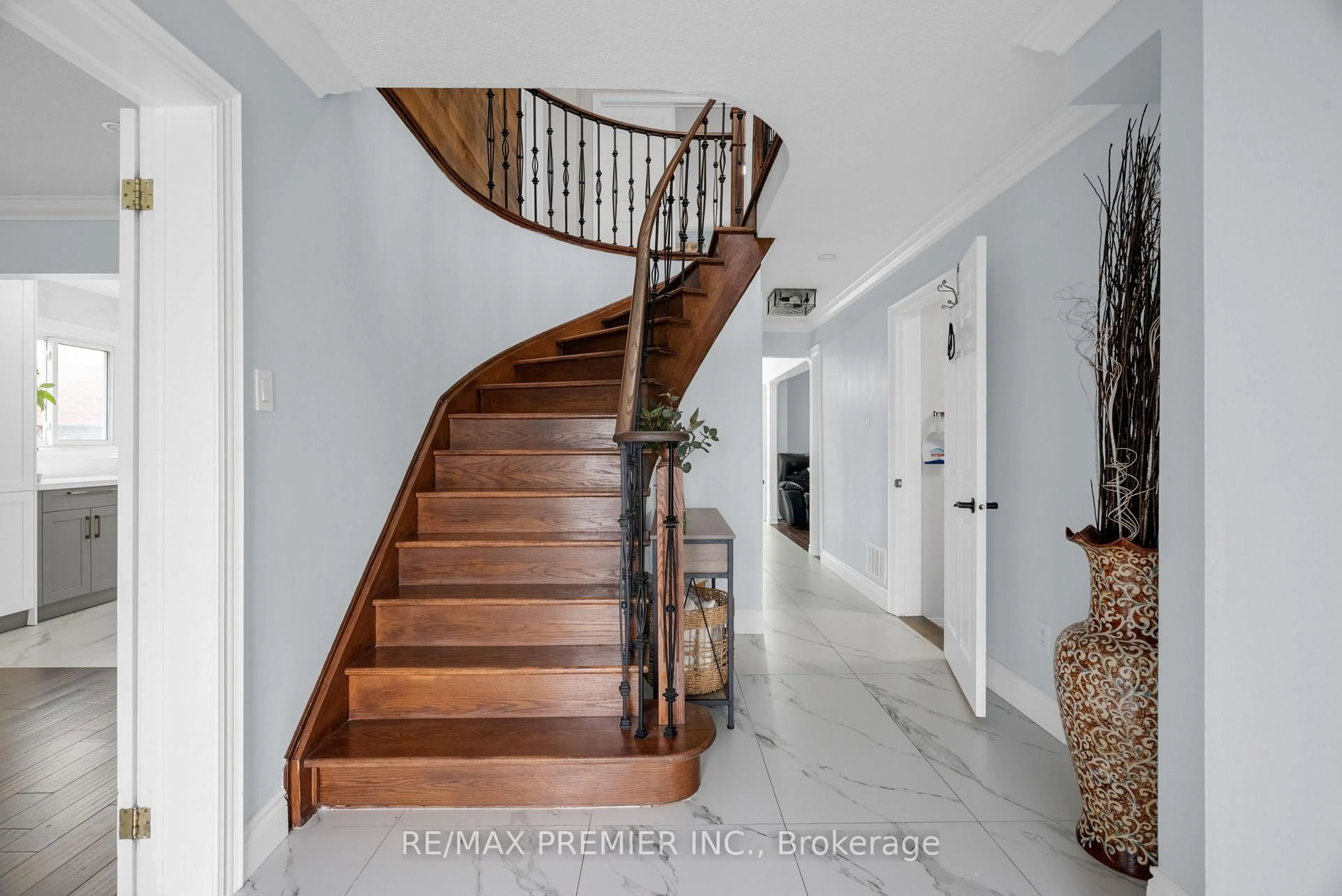 Stairs for 59 Glenabbey Dr, Clarington Ontario L1E 2B5