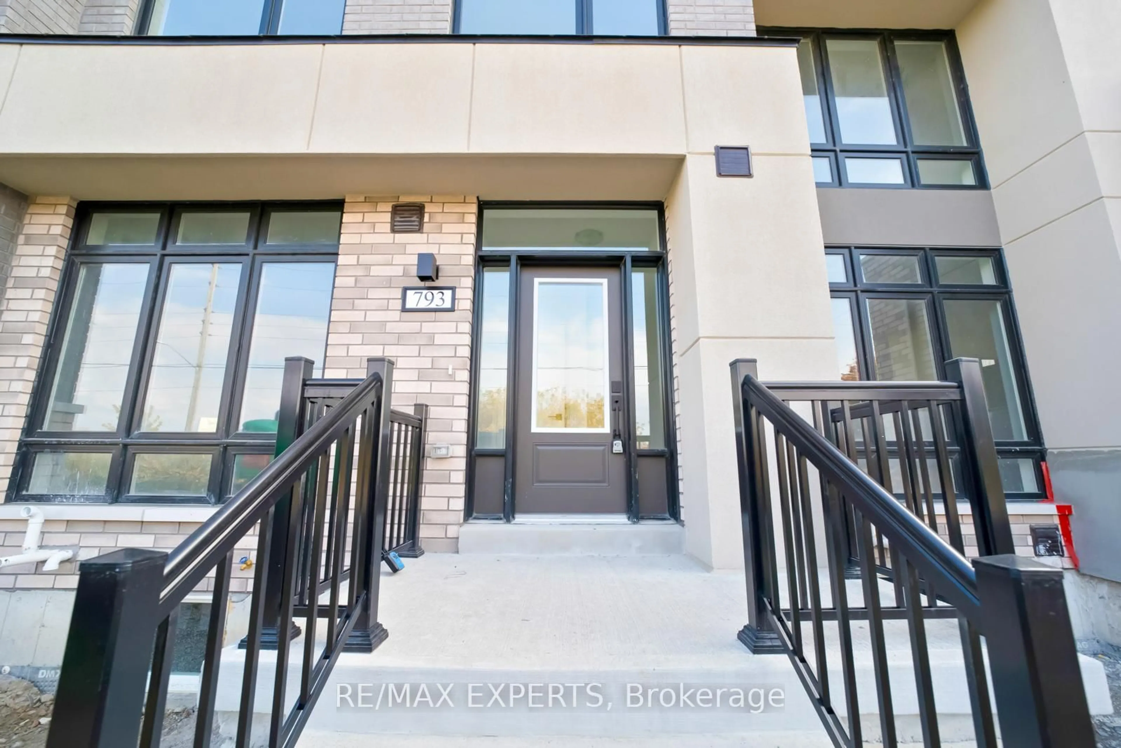 Indoor entryway for 793 Conlin Rd, Oshawa Ontario L1K 3G4