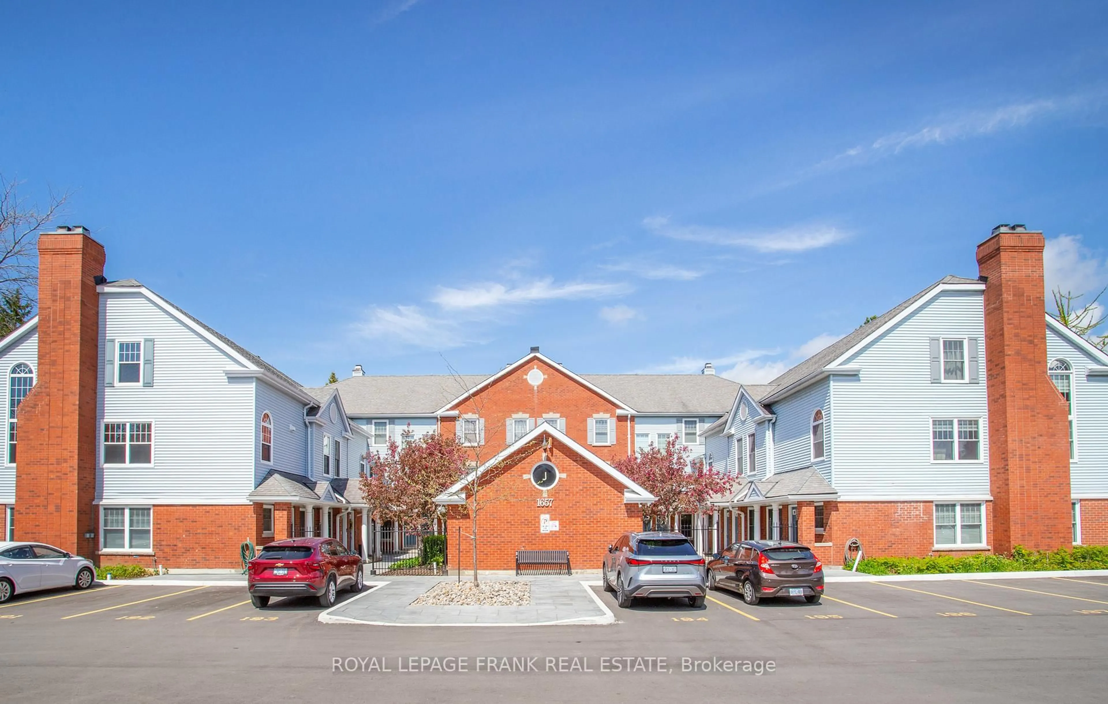 Patio, building for 1657 Nash Rd #J-13, Clarington Ontario L1E 1S8