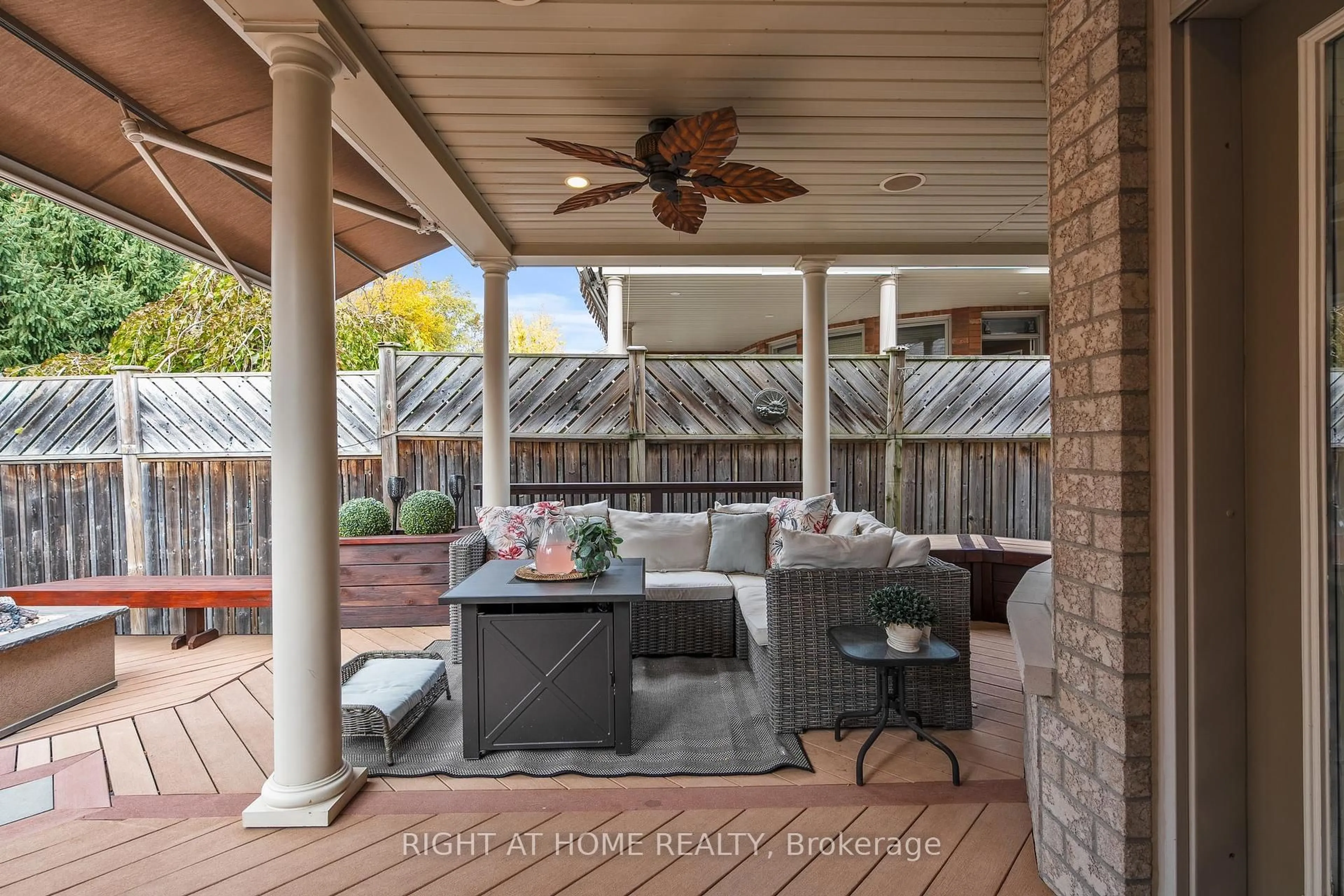 Patio, street for 30 Preservation Pl, Whitby Ontario L1P 1X8