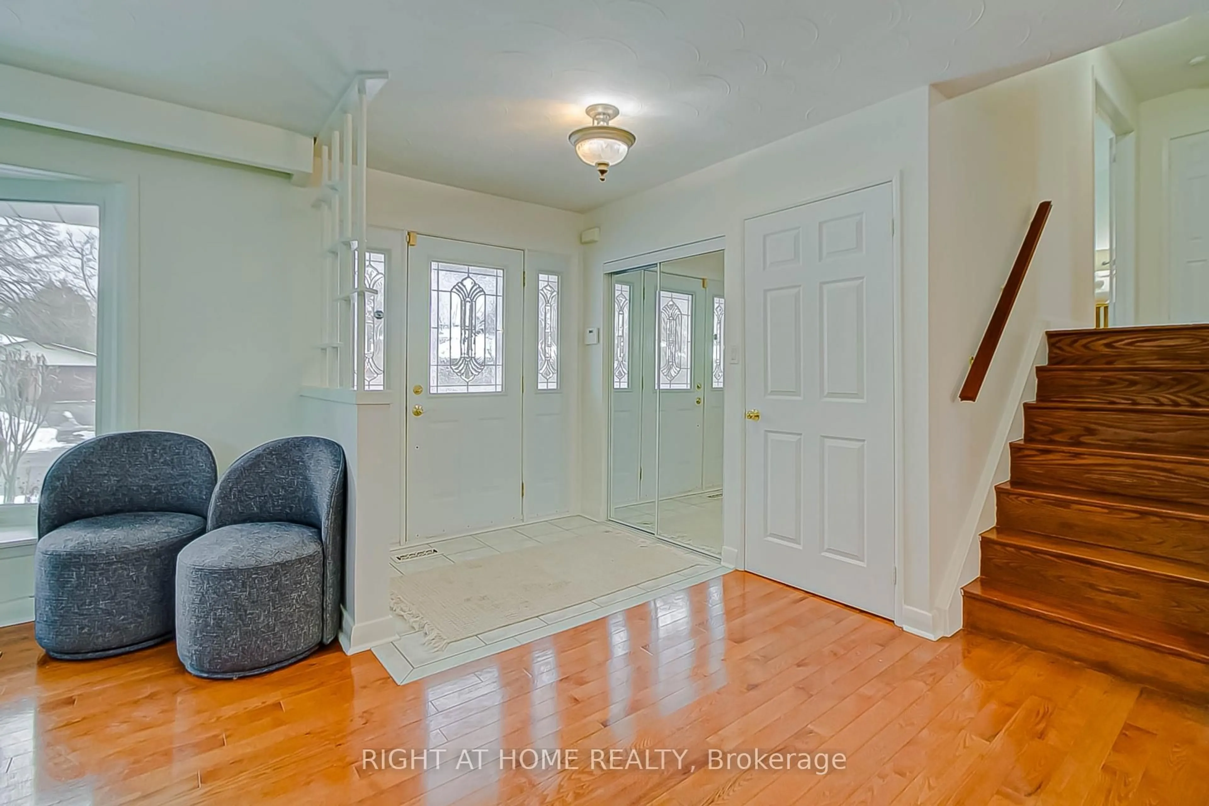 Indoor entryway for 130 Cultra Sq, Toronto Ontario M1E 2E3