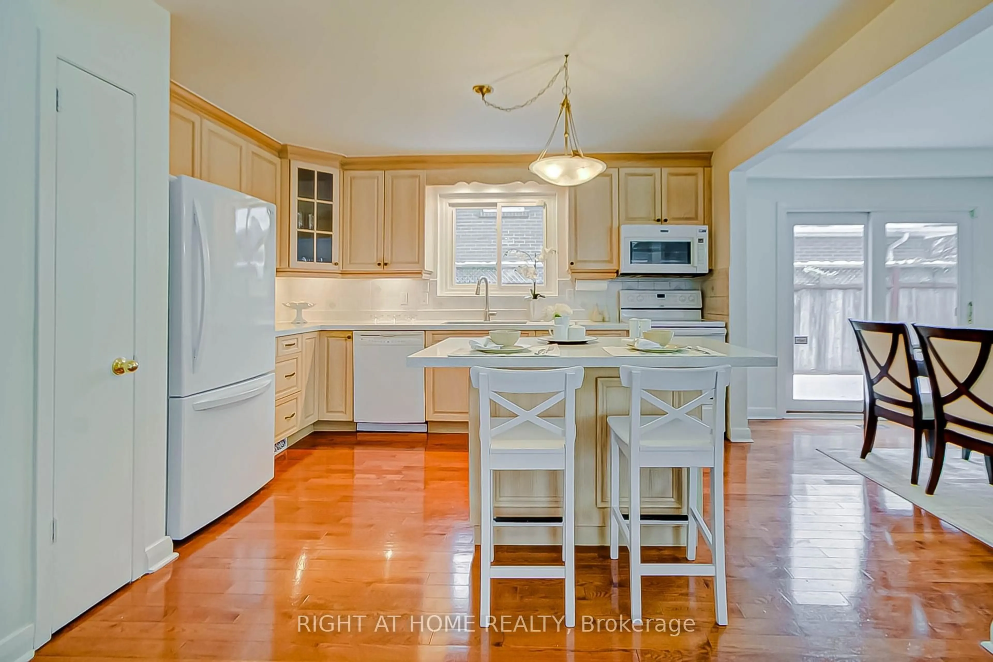 Open concept kitchen, ceramic/tile floor for 130 Cultra Sq, Toronto Ontario M1E 2E3
