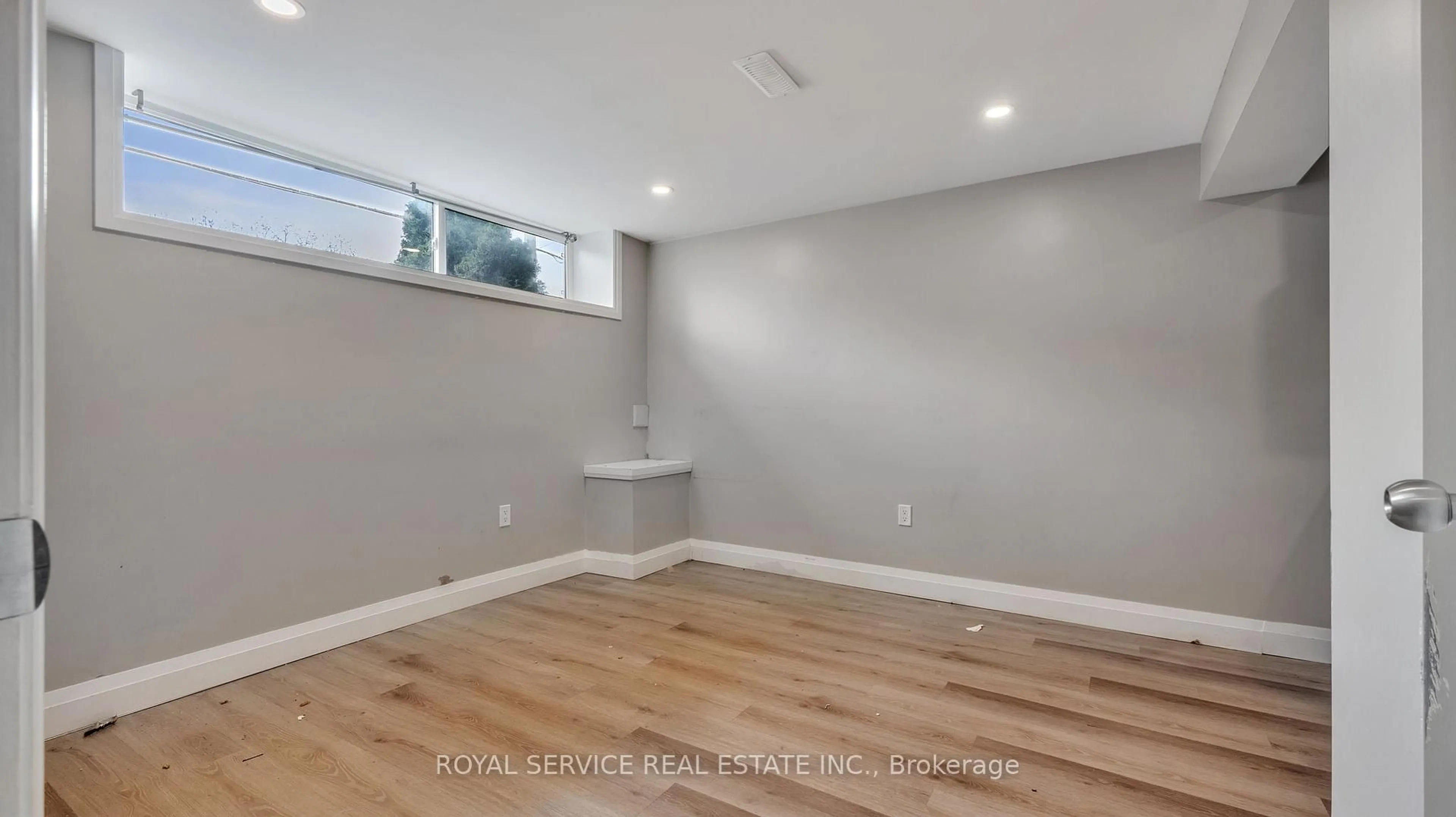 A pic of a room for 86 Park Rd, Oshawa Ontario L1J 4G9