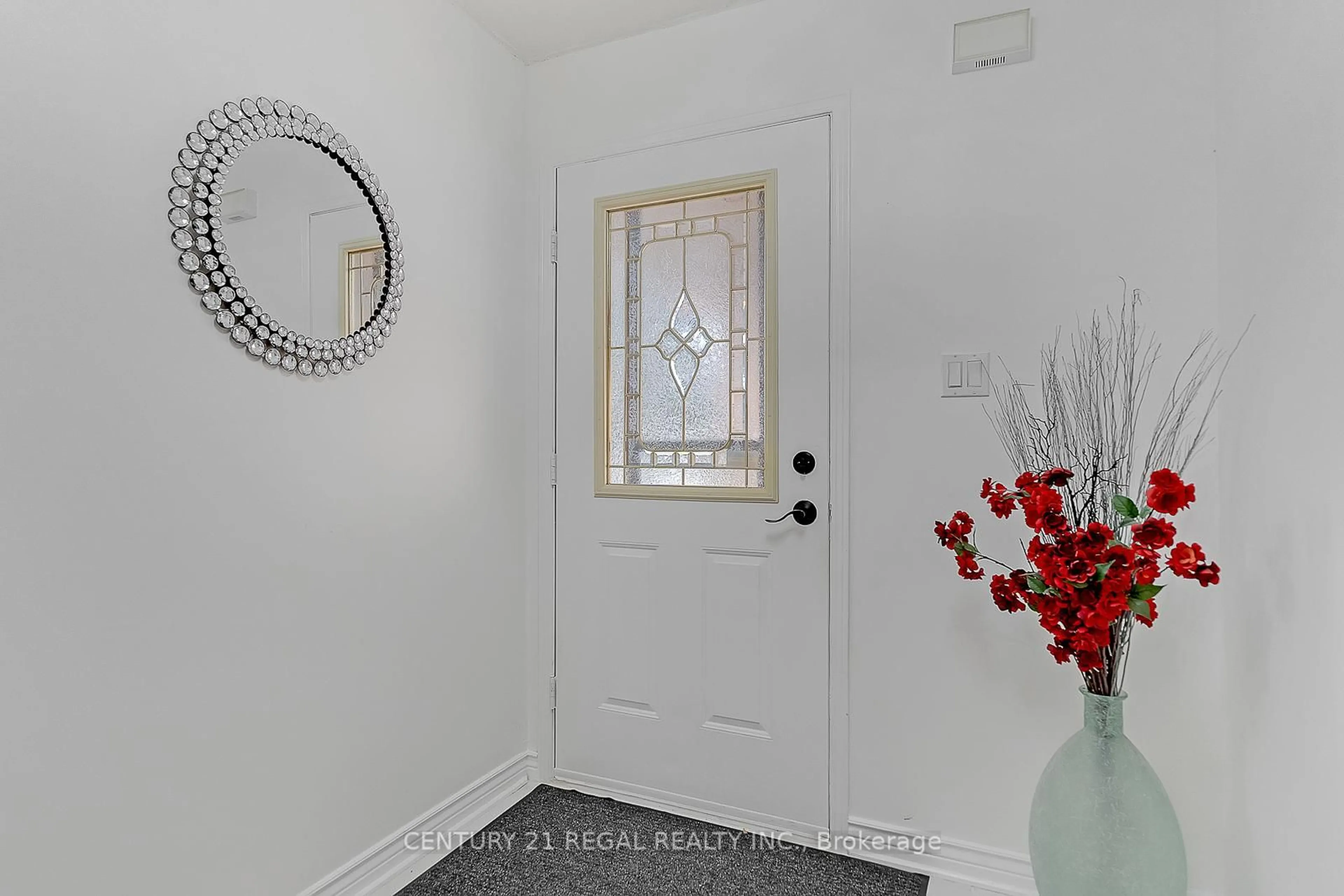 Indoor entryway for 28 Upland Dr, Whitby Ontario L1N 8H8
