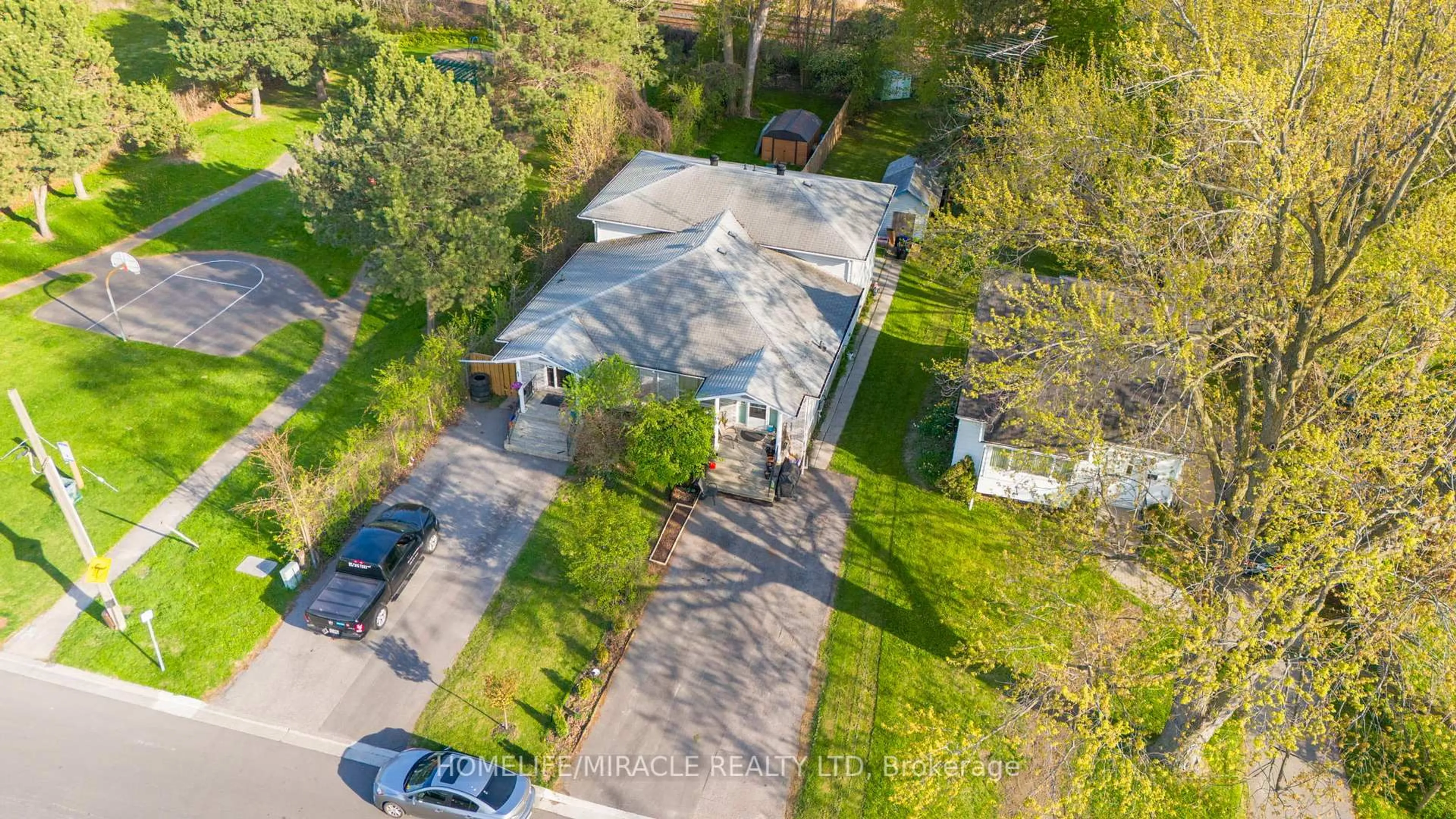 A pic from outside/outdoor area/front of a property/back of a property/a pic from drone, street for 569 Veterans Rd, Oshawa Ontario L1H 3N6