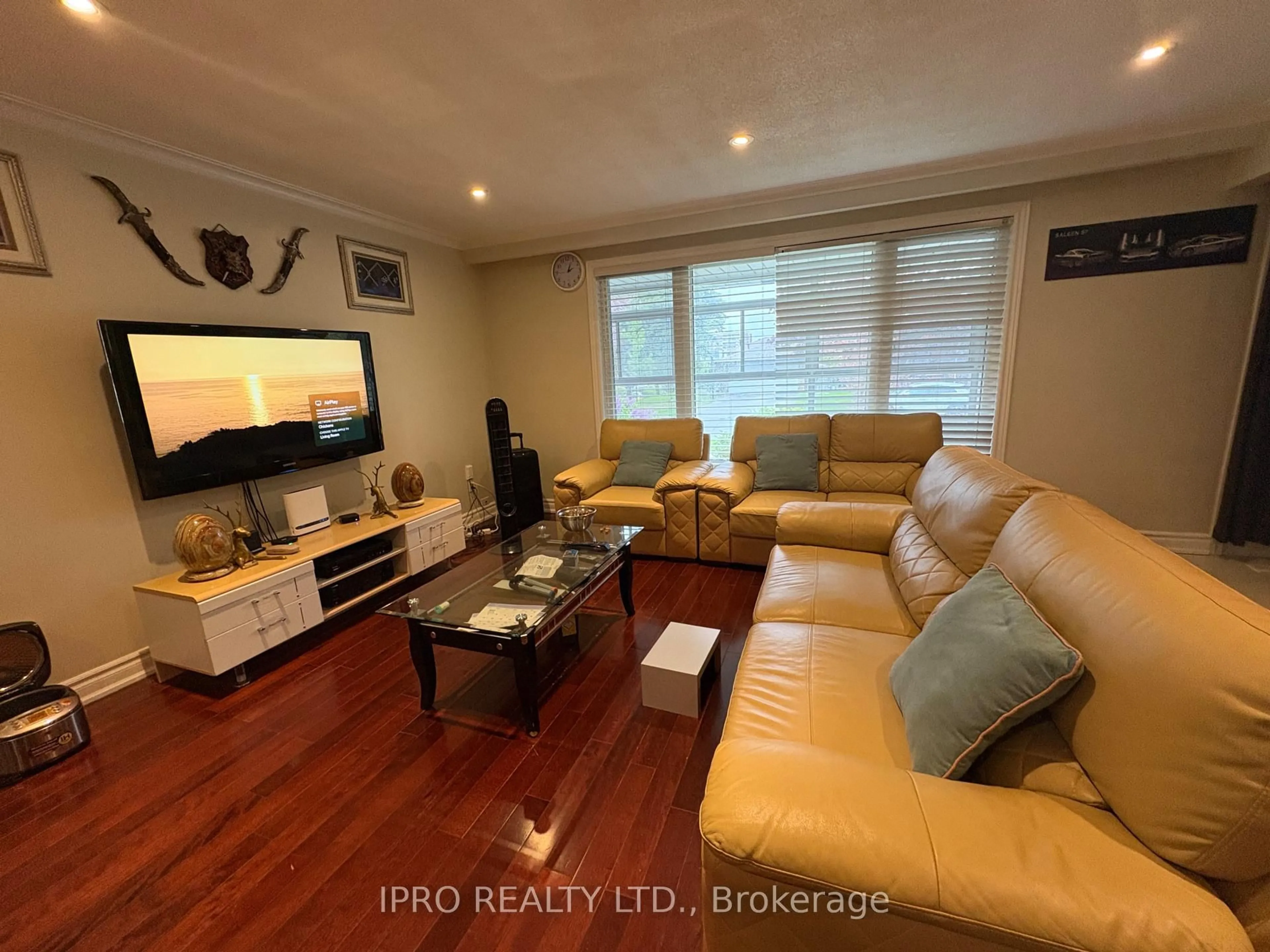 Living room with furniture, wood/laminate floor for 24 Gracemount Cres, Toronto Ontario M1G 1K3