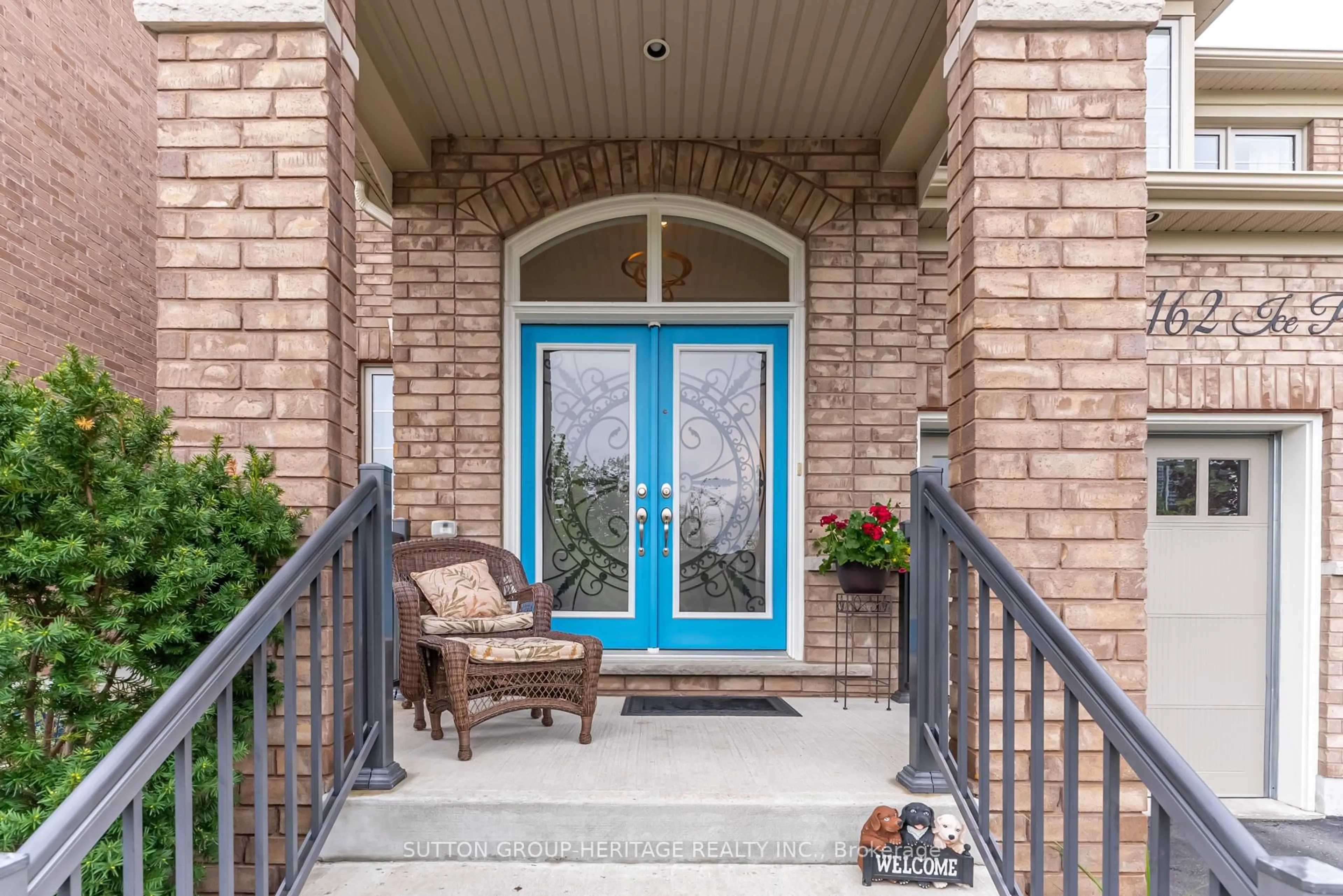 Indoor entryway for 162 Ice Palace Cres, Oshawa Ontario L1L 0H1