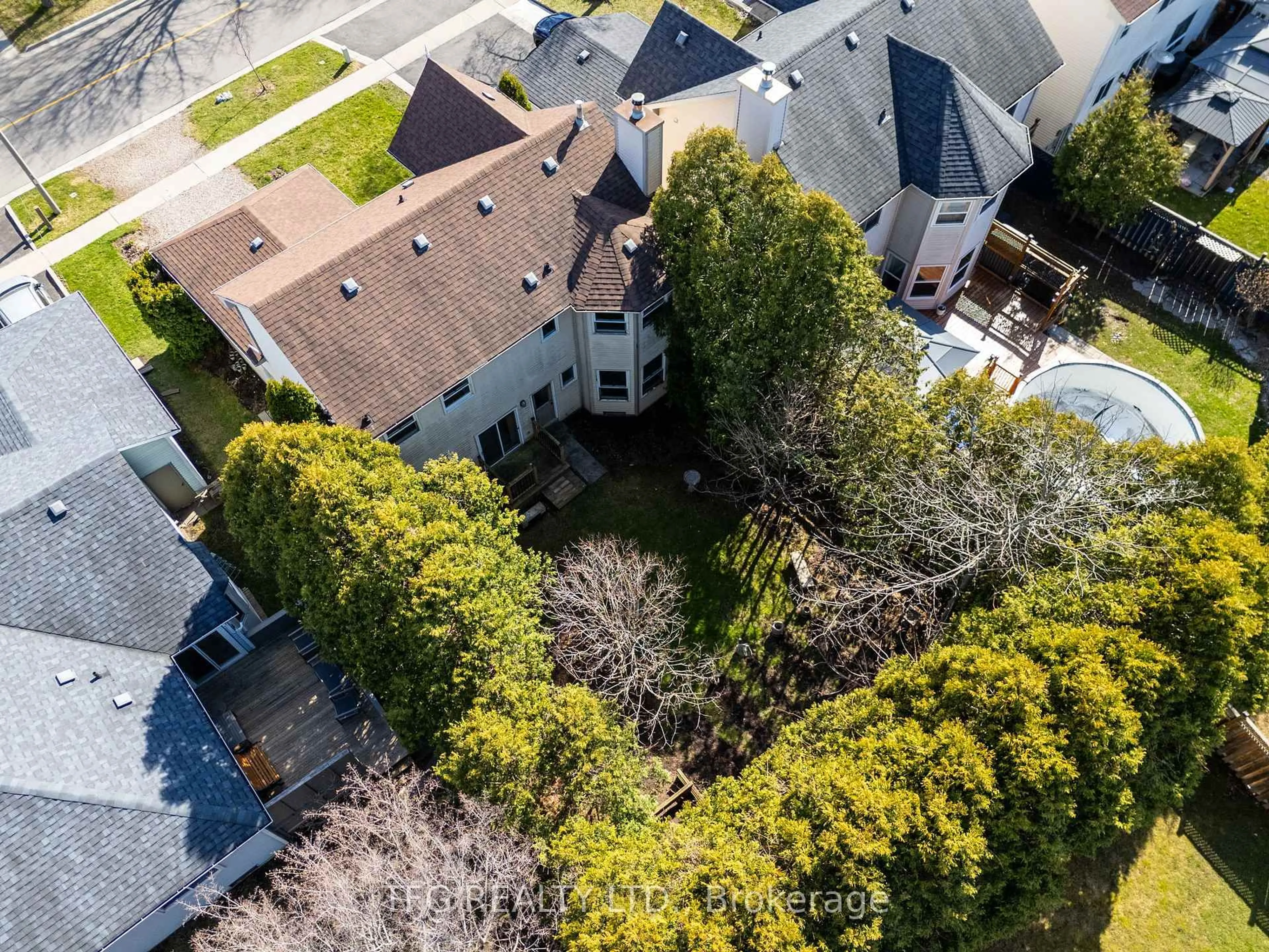 A pic from outside/outdoor area/front of a property/back of a property/a pic from drone, city buildings view from balcony for 1069 Ripley Cres, Oshawa Ontario L1K 2E6