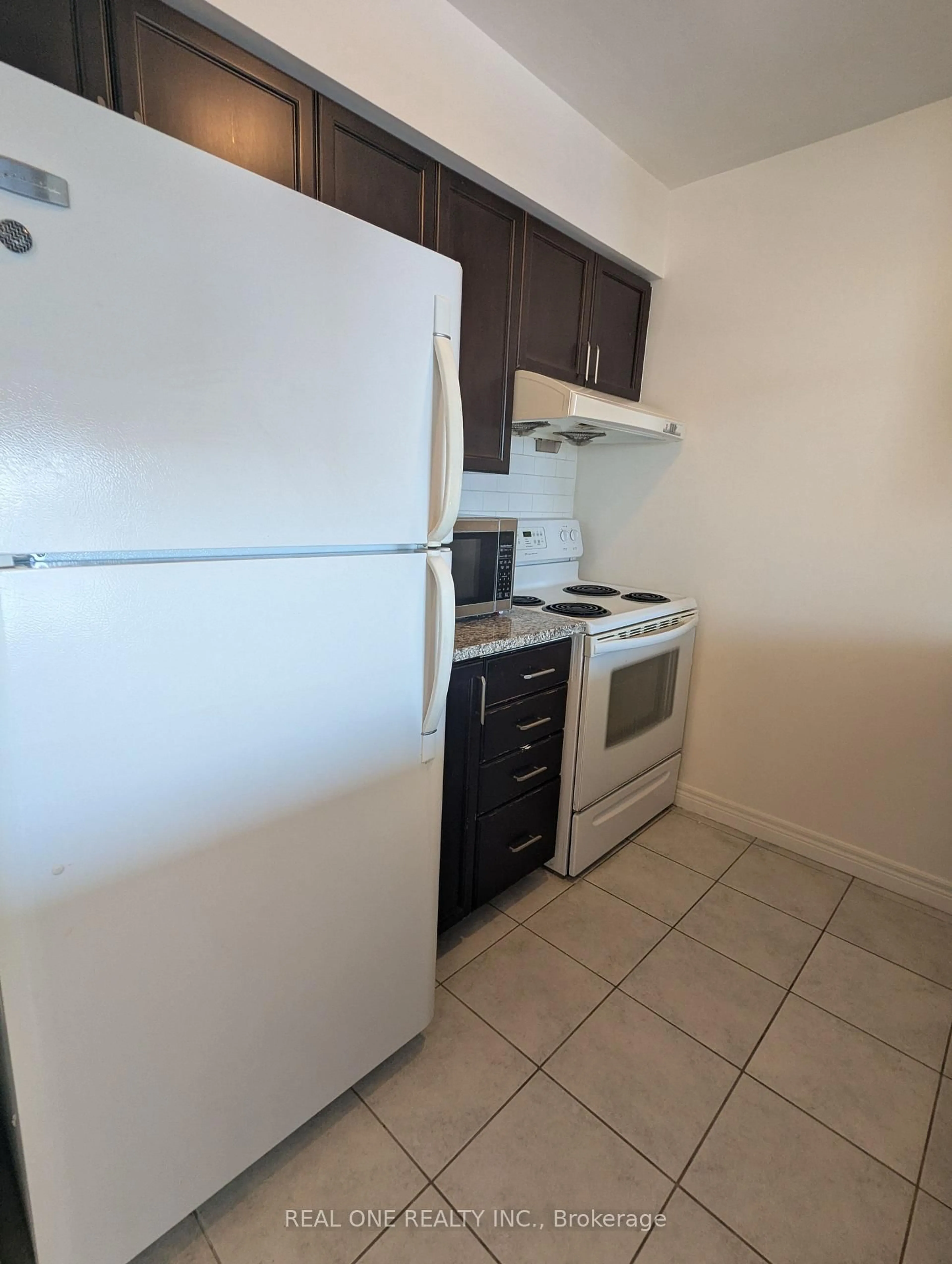 Standard kitchen, unknown for 60 Town Centre Crt #2601, Toronto Ontario M1P 0B1