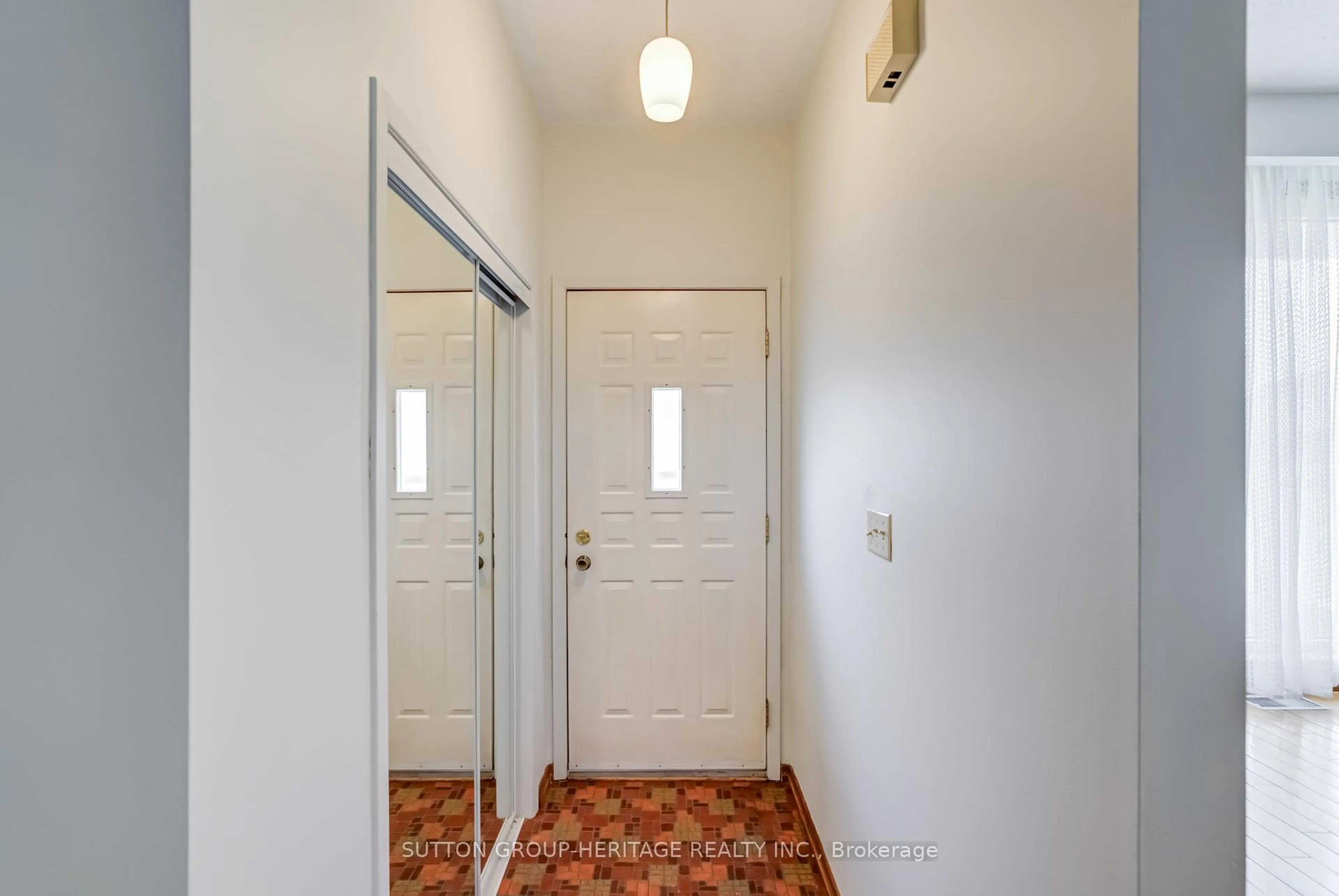 Indoor entryway for 468 Tennyson Crt, Oshawa Ontario L1H 3K7