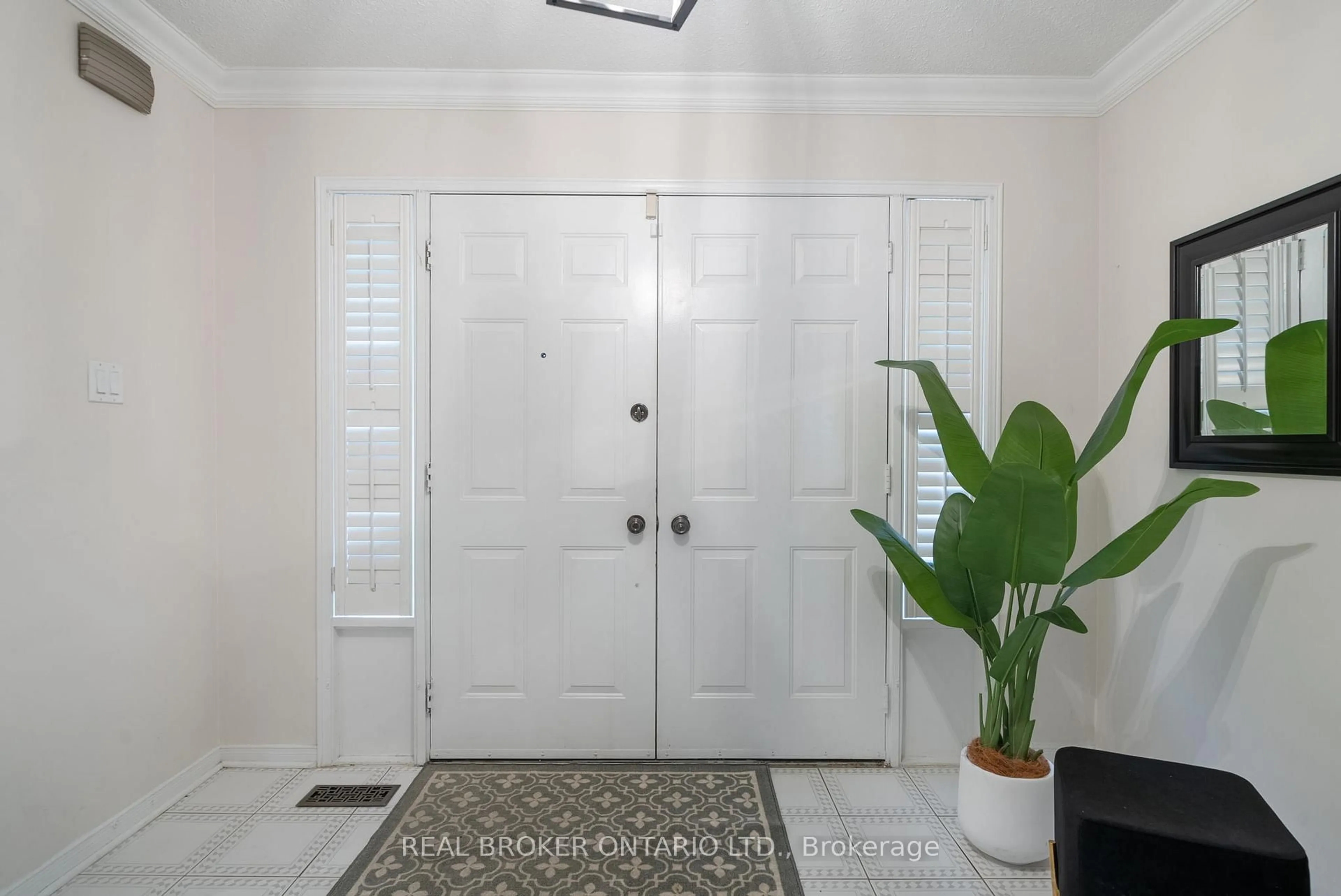 Indoor entryway for 4042 Ellesmere Rd, Toronto Ontario M1C 1H7