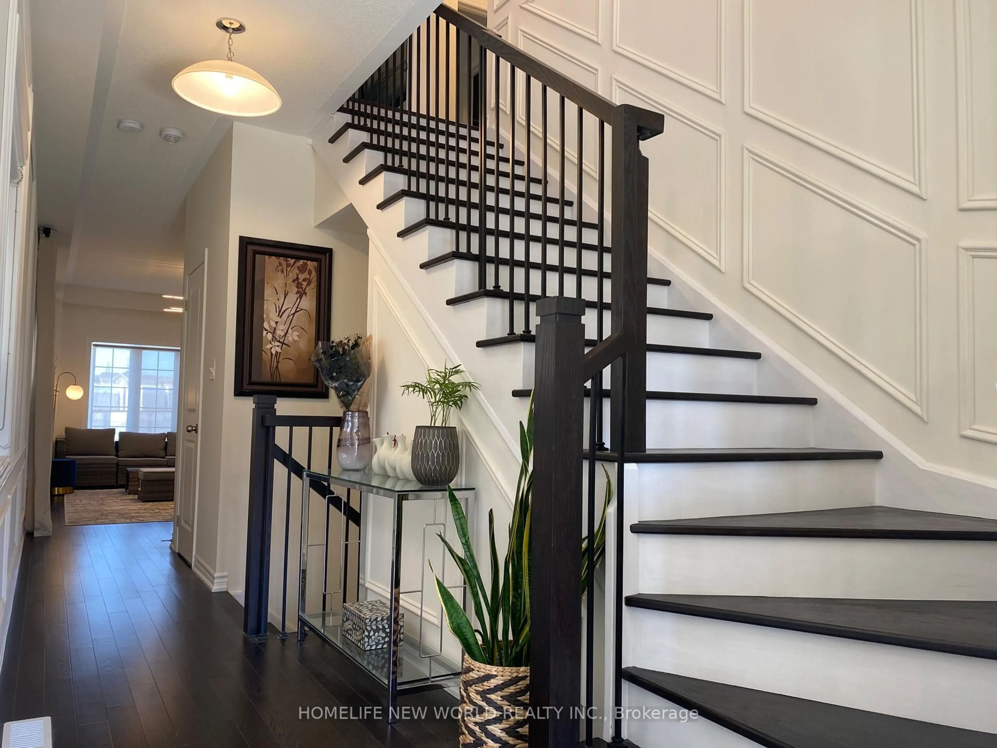 Indoor entryway for 2406 Angora St, Pickering Ontario L1X 0M6