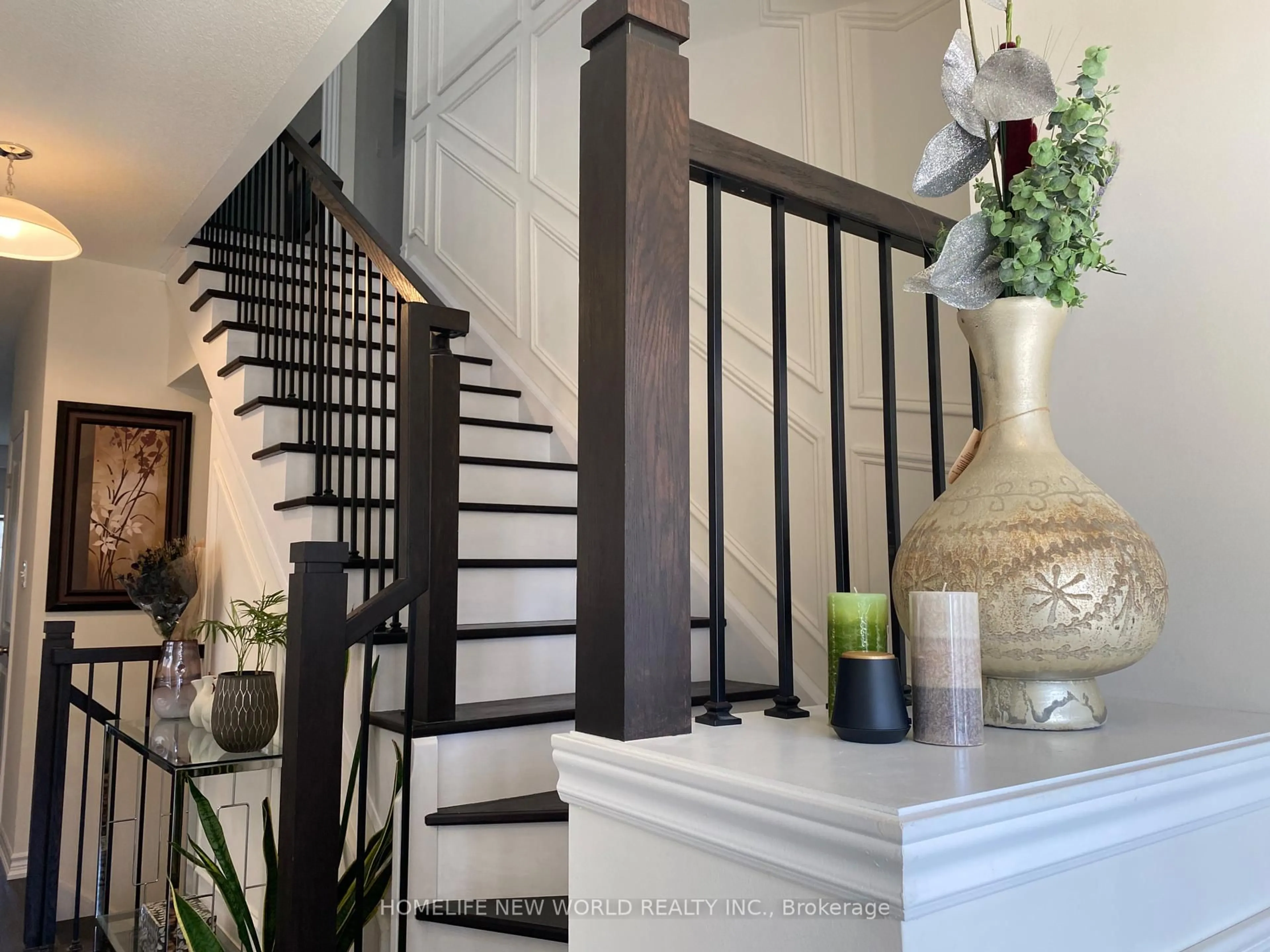 Indoor entryway for 2406 Angora St, Pickering Ontario L1X 0M6