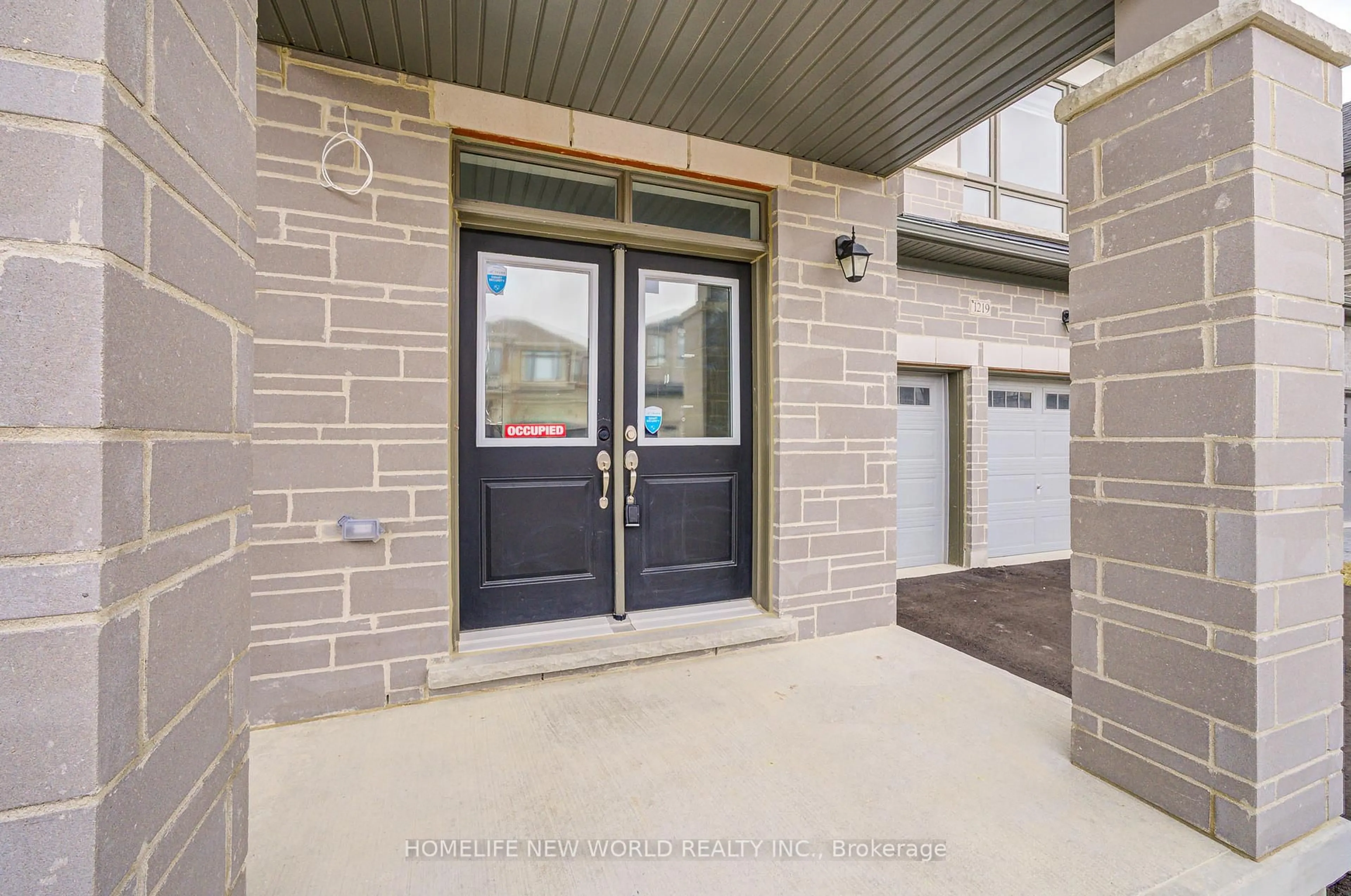 Indoor entryway for 1219 Plymouth Dr, Oshawa Ontario L1L 0T4